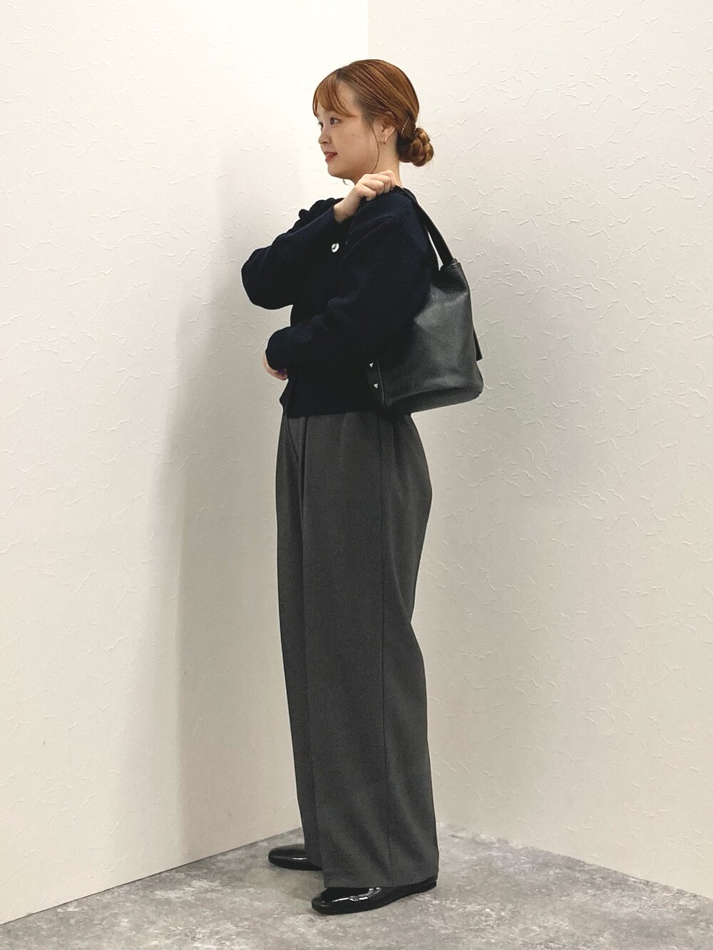 ブラック系のショルダーバッグ、ブラック系のパンプス、ブルー系のカーディガン/ボレロを着用したレディースの秋コーディネートの8枚目の写真