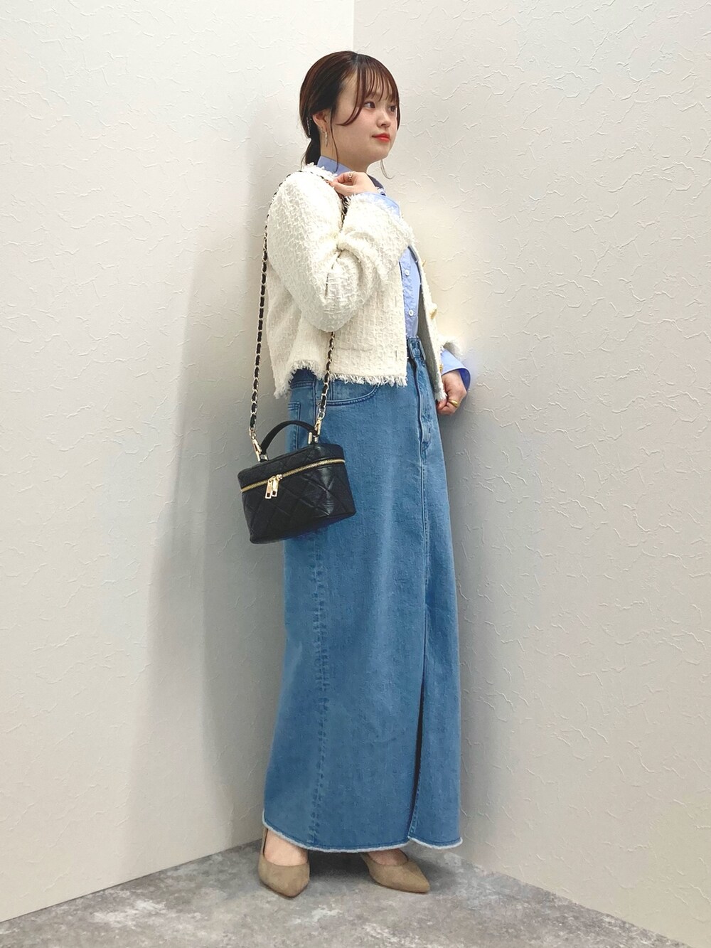 「低身長、低身長コーデ、152cm、150cm台コーデ、デニムスカート、ツイードジャケット、シャツ、スカートスタイル」｜「NOLLEY’SのBISHU JAPAN フラッグリボンツイードジャケット（ノーカラージャケット、ホワイト系）」を使った、nol murakamiさん（レディース・152cm）の冬コーディネートの6枚目の写真
