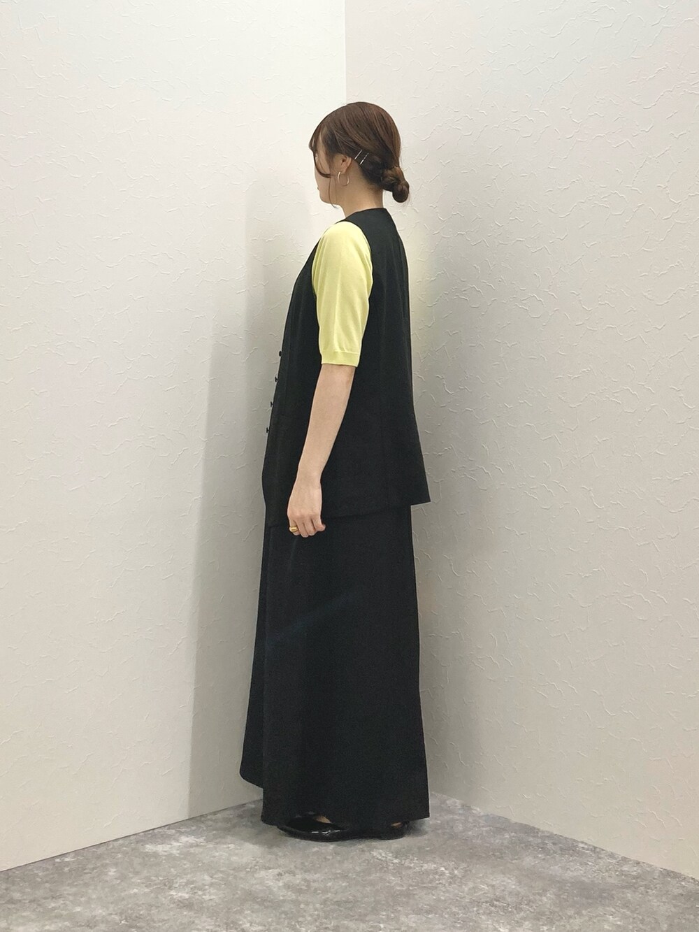 「ジレ、低身長、半袖ニット、キャミワンピ、低身長コーデ、五分袖、152cm、サテンキャミワンピ、150cm台コーデ」｜「NOLLEY’Sの《手洗い可能》愛され 高機能コットン半袖プルオーバーニット（ニット/セーター、イエロー系）」を使った、nol murakamiさん（レディース・152cm）の春コーディネートの3枚目の写真