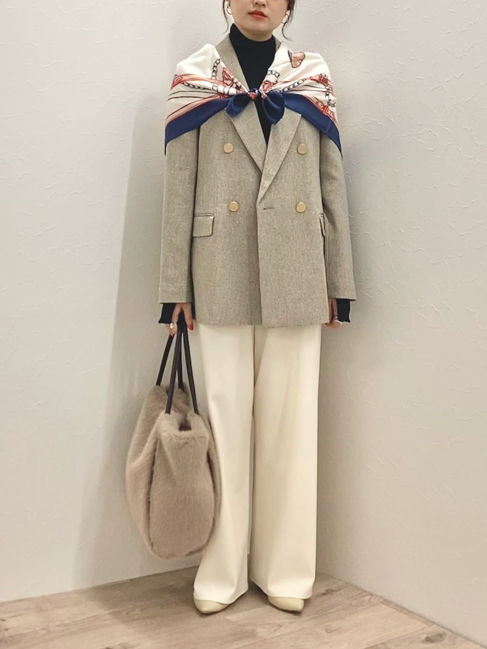 「低身長、低身長コーデ、152cm、ニット、テーラードジャケット、スカーフ、タートルネック、ワイドパンツ、ファーバッグ、ジャケットスタイル」｜「NOLLEY’Sの《セットアップ対応》ウォッシャブルウールライクダブルジャケット（テーラードジャケット、ベージュ系）」を使った、nol murakamiさん（レディース・152cm）の夏コーディネートの5枚目の写真