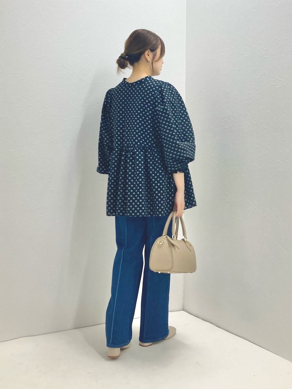 「低身長、低身長コーデ、152cm、ドット、デニムパンツ、センタープレスパンツ、シャーリング、前後2way、ボストンバッグ、ブーツ、パンツスタイル」｜「AULENTTIの【AULENTTI/ オーレンティ】ミニボストンバッグ（ショルダーバッグ、ベージュ系）」を使った、nol murakamiさん（レディース・152cm）の夏コーディネートの3枚目の写真