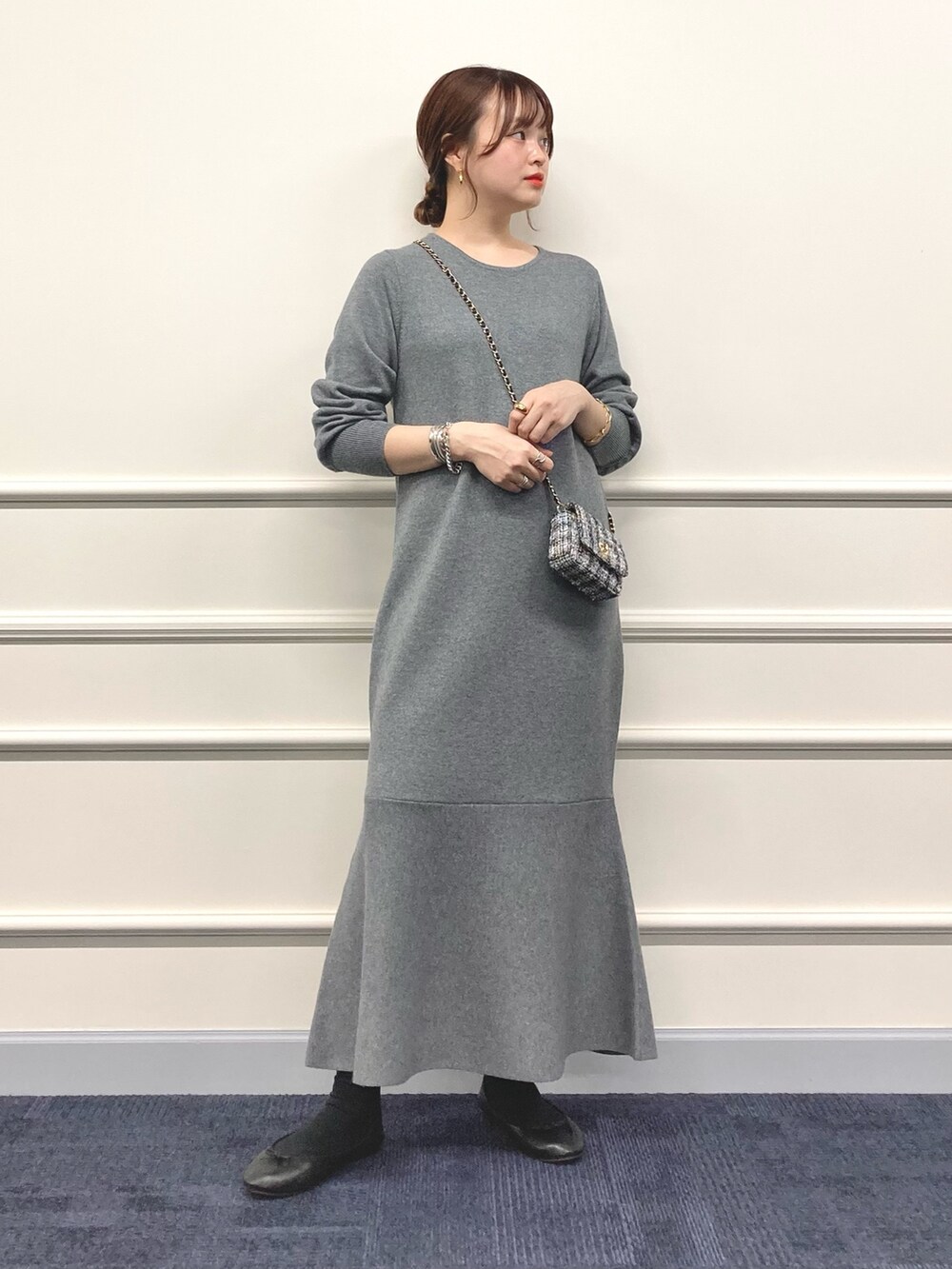 「ニットワンピース、ミニバッグ、低身長、ワンピーススタイル、低身長コーデ、チェーンショルダーバッグ、152cm、マーメイドワンピース、マーメイドライン」｜「NOLLEY’S Sophiの《手洗い可能》裾フレアラメニットワンピース（ワンピース、グレー系）」を使った、nol murakamiさん（レディース・152cm）の秋コーディネートの6枚目の写真