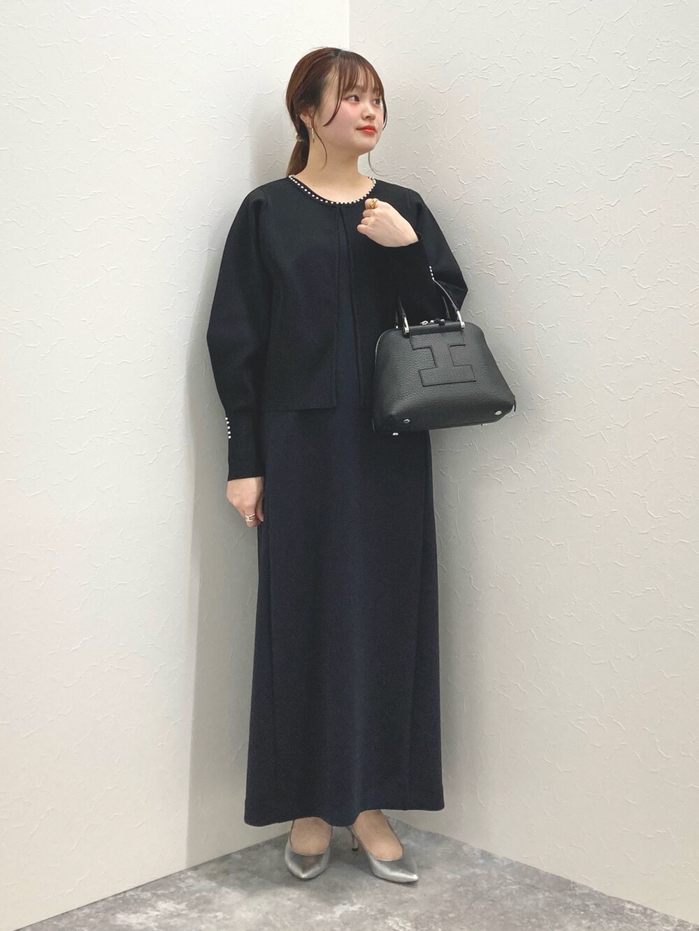 「カーディガン、ワンピース、低身長、ノースリーブワンピース、低身長コーデ、152cm、ダンボール素材、前後2way、150cm台コーデ、パールニットカーディガン」｜「NOLLEY’Sの《手洗い可能》ミニパールクルーネックカーディガン（カーディガン/ボレロ、ブラック系）」を使った、nol murakamiさん（レディース・152cm）の冬コーディネートの6枚目の写真