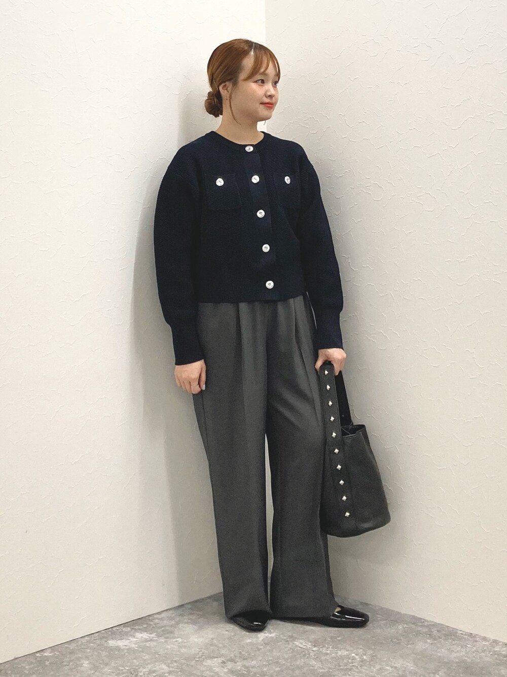 ブラック系のショルダーバッグ、ブラック系のパンプス、ブルー系のカーディガン/ボレロを着用したレディースの秋コーディネートの7枚目の写真