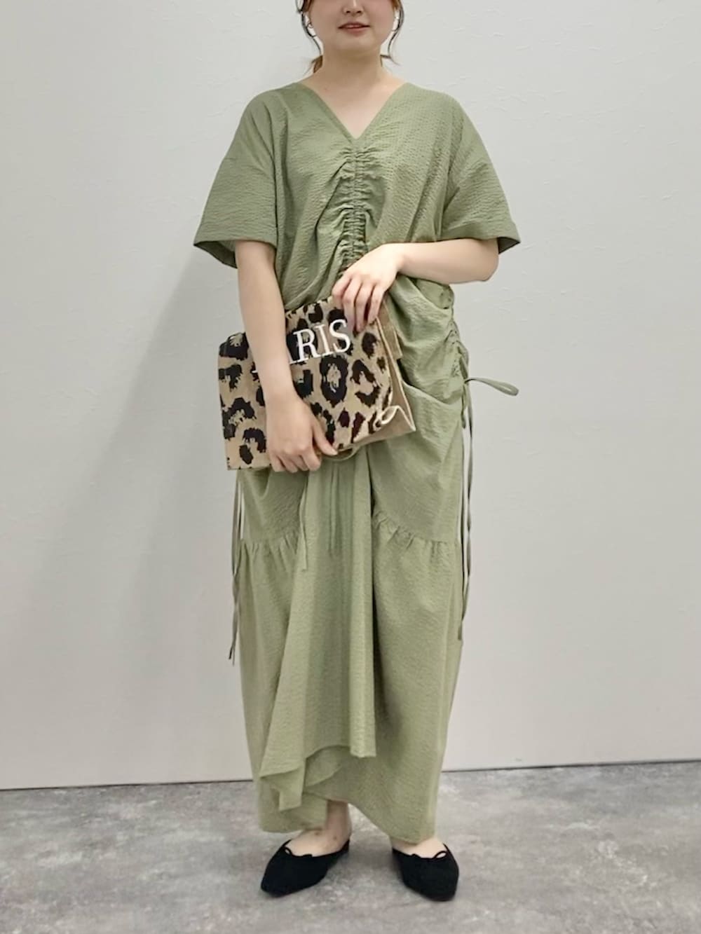 「低身長、低身長コーデ、152cm、ワンピース、ワンピーススタイル、ロングワンピース、夏コーデ、大人カジュアル、カーキ、オリーブ、ドロスト」｜「NOLLEY’Sの◇【WEB限定】ドロストギャザーワンピース（ワンピース、グリーン系）」を使った、nol murakamiさん（レディース・152cm）の夏コーディネートの5枚目の写真