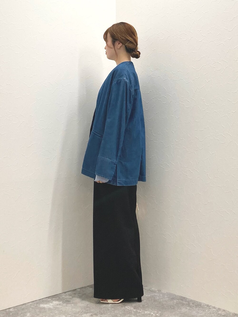 「Rie Millerの【RM denim】刺繍入りジャケット風デニムシャツ（シャツ/ブラウス、ブルー系）」を使った、nol murakamiさん（レディース・152cm）の春コーディネートの3枚目の写真