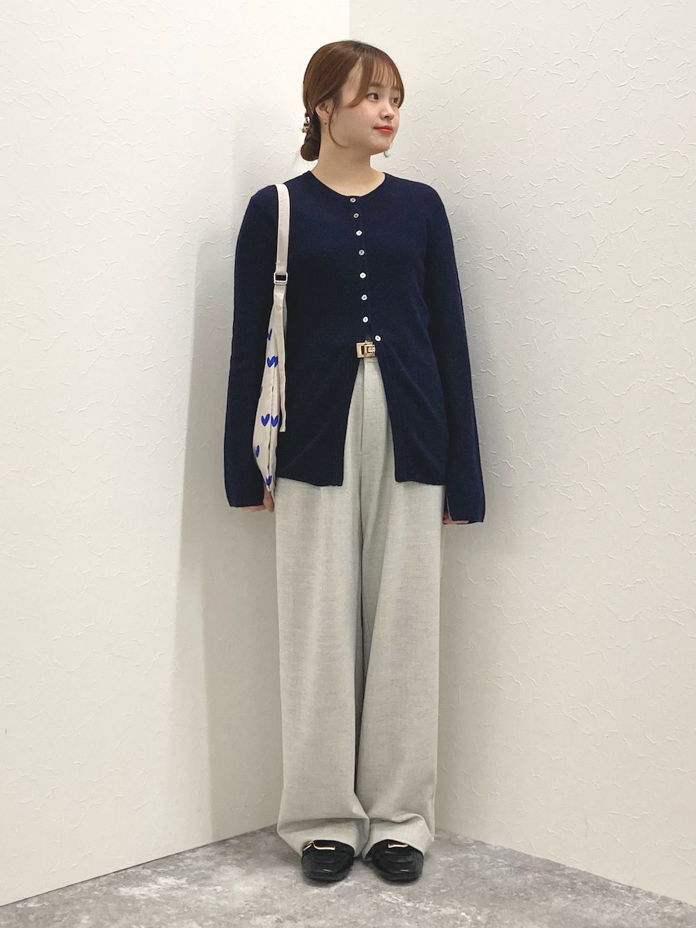 グレー系のその他パンツ、ブルー系のエコバッグ/サブバッグ、ブルー系のカーディガン/ボレロを着用したレディースの冬コーディネートの2枚目の写真