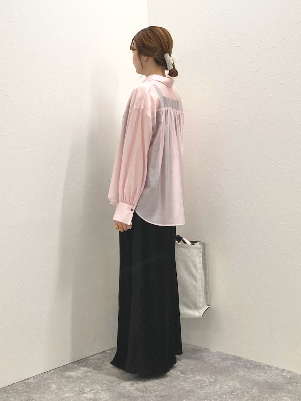 「NOLLEY’Sの◇【WEB限定】デザインサテンバイアスタイトスカート（スカート、ブラック系）」を使った、nol murakamiさん（レディース・152cm）の夏コーディネートの3枚目の写真