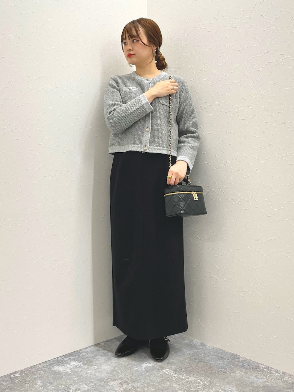 グレー系のカーディガン/ボレロ、ブラック系のショルダーバッグ、ブラック系のスカートを着用したレディースの秋コーディネートの5枚目の写真