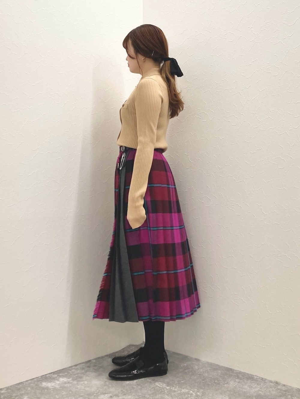 「チェック柄、ひざ丈スカート、プリーツスカート、スカートスタイル、襟付きトップス、低身長、低身長コーデ、オニールオブダブリン、152cm、150cm台コーデ」｜「NOLLEY’Sの◇【WEB限定】《手洗い可能》ウォッシャブルウール混ワイドリブ衿付きカーディガン（カーディガン/ボレロ、イエロー系）」を使った、nol murakamiさん（レディース・152cm）の冬コーディネートの3枚目の写真