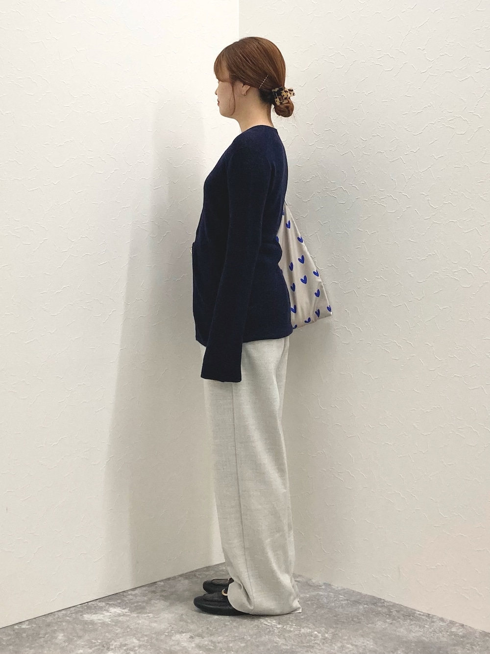 グレー系のその他パンツ、ブルー系のエコバッグ/サブバッグ、ブルー系のカーディガン/ボレロを着用したレディースの冬コーディネートの3枚目の写真