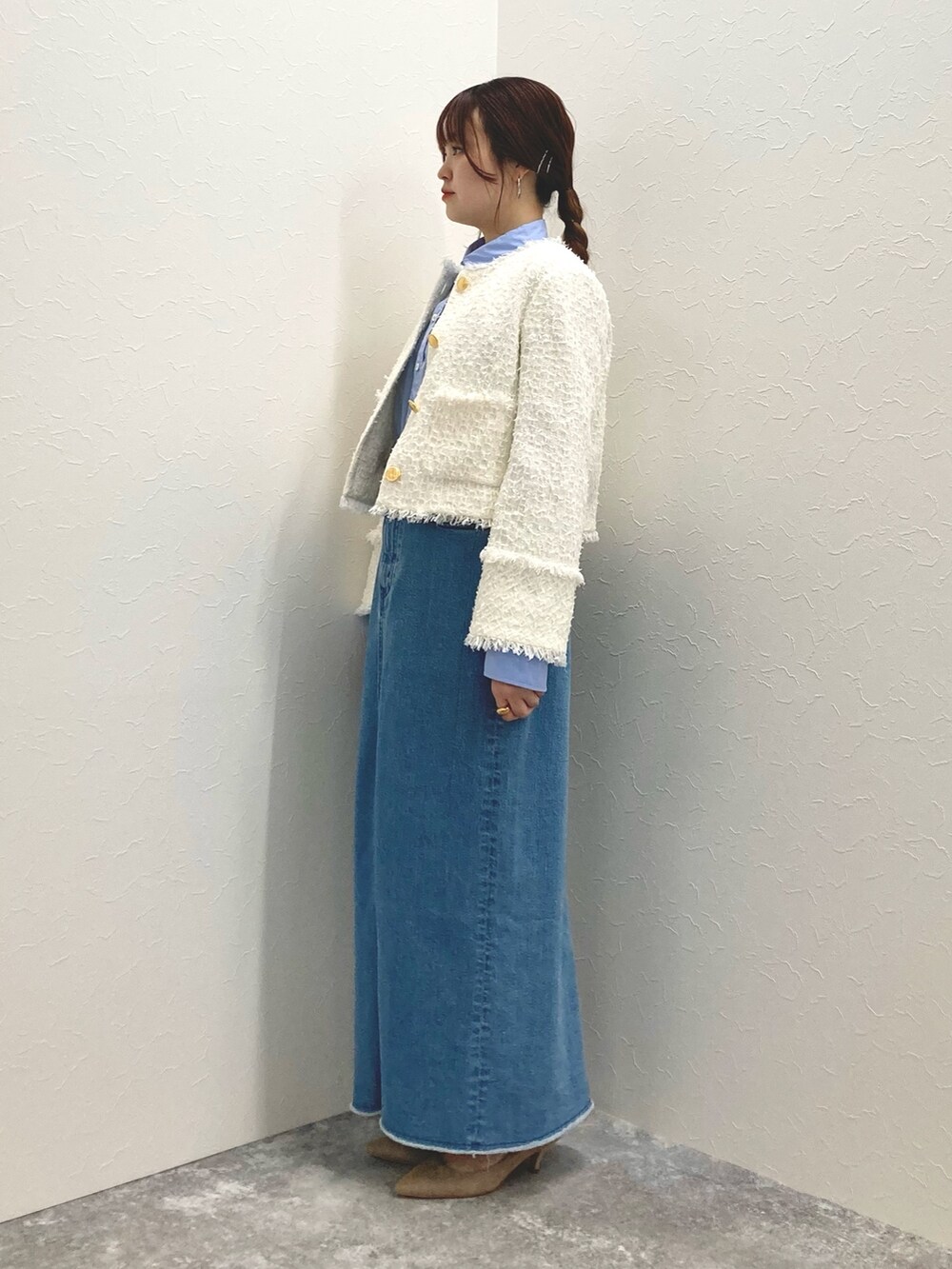 「低身長、低身長コーデ、152cm、150cm台コーデ、デニムスカート、ツイードジャケット、シャツ、スカートスタイル」｜「NOLLEY’SのBISHU JAPAN フラッグリボンツイードジャケット（ノーカラージャケット、ホワイト系）」を使った、nol murakamiさん（レディース・152cm）の冬コーディネートの2枚目の写真