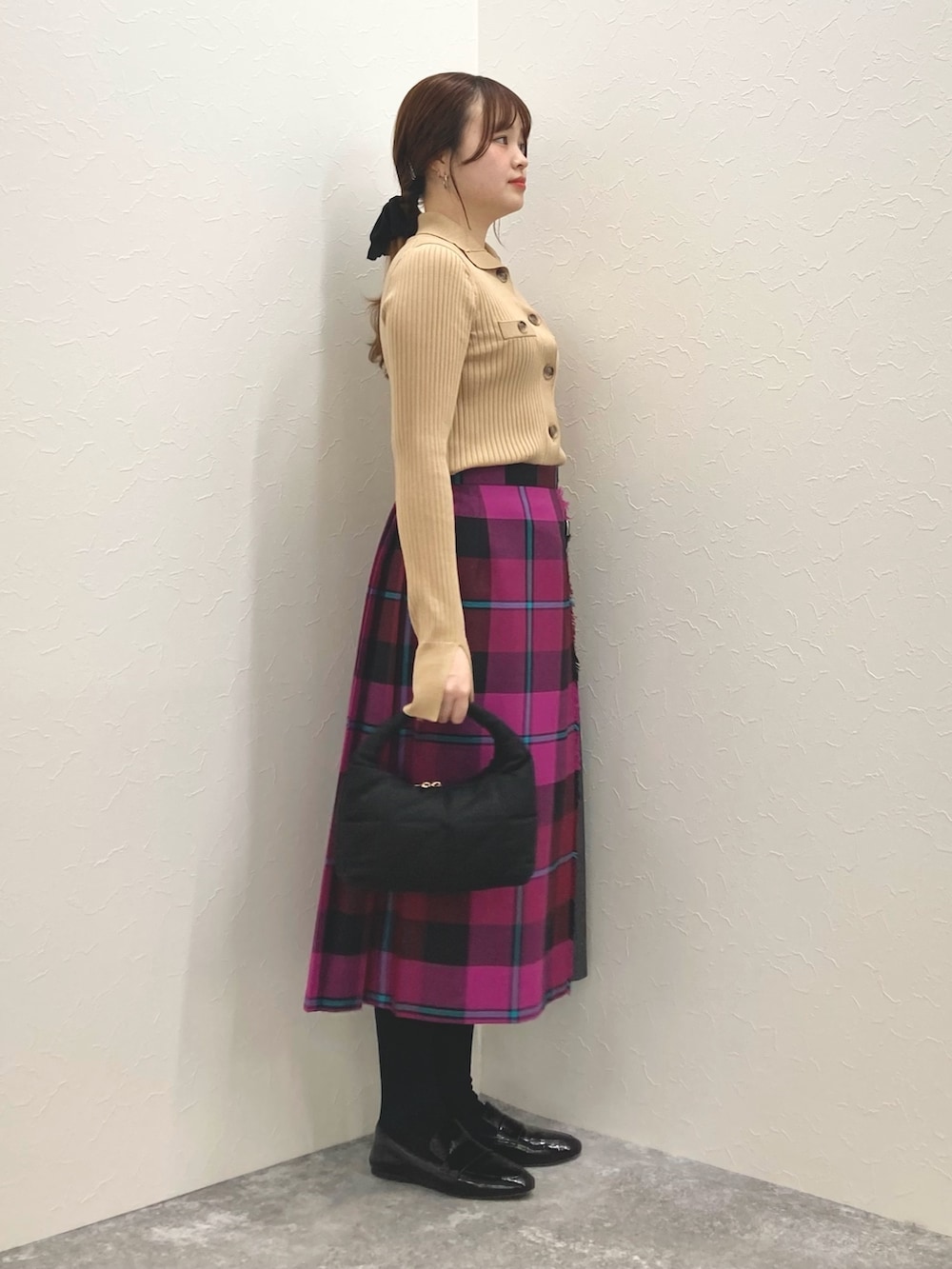 「チェック柄、ひざ丈スカート、プリーツスカート、スカートスタイル、襟付きトップス、低身長、低身長コーデ、オニールオブダブリン、152cm、150cm台コーデ」｜「NOLLEY’Sの◇【WEB限定】《手洗い可能》ウォッシャブルウール混ワイドリブ衿付きカーディガン（カーディガン/ボレロ、イエロー系）」を使った、nol murakamiさん（レディース・152cm）の冬コーディネートの5枚目の写真