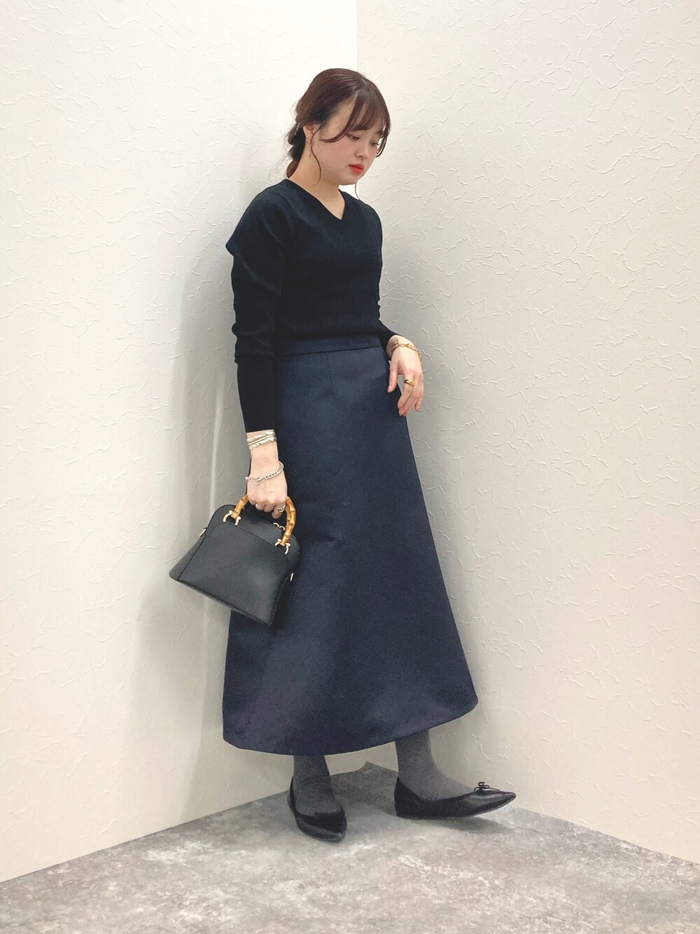 「低身長、低身長コーデ、150cm台コーデ、152cm、スカートスタイル、サテンスカート、Aラインスカート」｜「NOLLEY’Sの16Gゴム地シャイニーVネックプルオーバーニット（ニット/セーター、ブラック系）」を使った、nol murakamiさん（レディース・152cm）の冬コーディネートの6枚目の写真