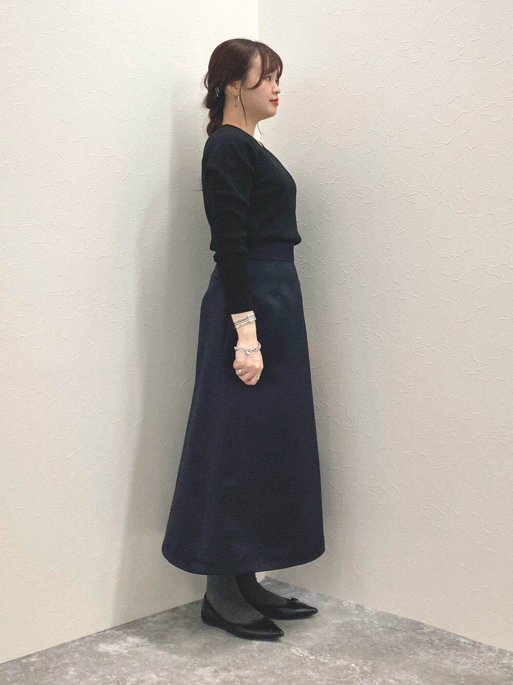 「低身長、低身長コーデ、150cm台コーデ、152cm、スカートスタイル、サテンスカート、Aラインスカート」｜「NOLLEY’Sの16Gゴム地シャイニーVネックプルオーバーニット（ニット/セーター、ブラック系）」を使った、nol murakamiさん（レディース・152cm）の冬コーディネートの4枚目の写真