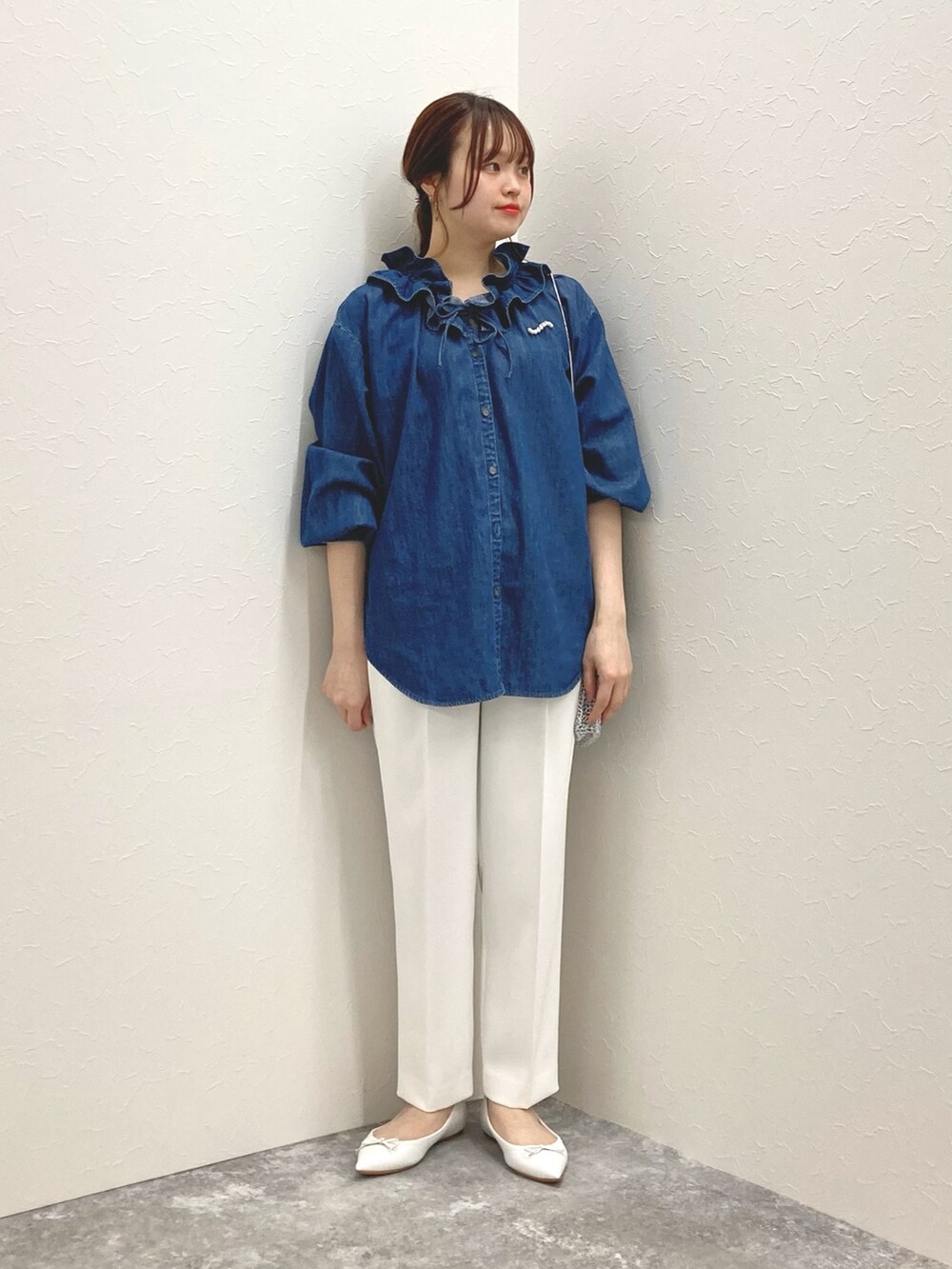 「テーパードパンツ、デニムシャツ、パンツスタイル、ポインテッドトゥ、低身長、フリルブラウス、低身長コーデ、デニムブラウス、152cm、150cm台コーデ」｜「Rie Millerのフリルギャザーデニムブラウス（シャツ/ブラウス、ブルー系）」を使った、nol murakamiさん（レディース・152cm）の冬コーディネートの2枚目の写真