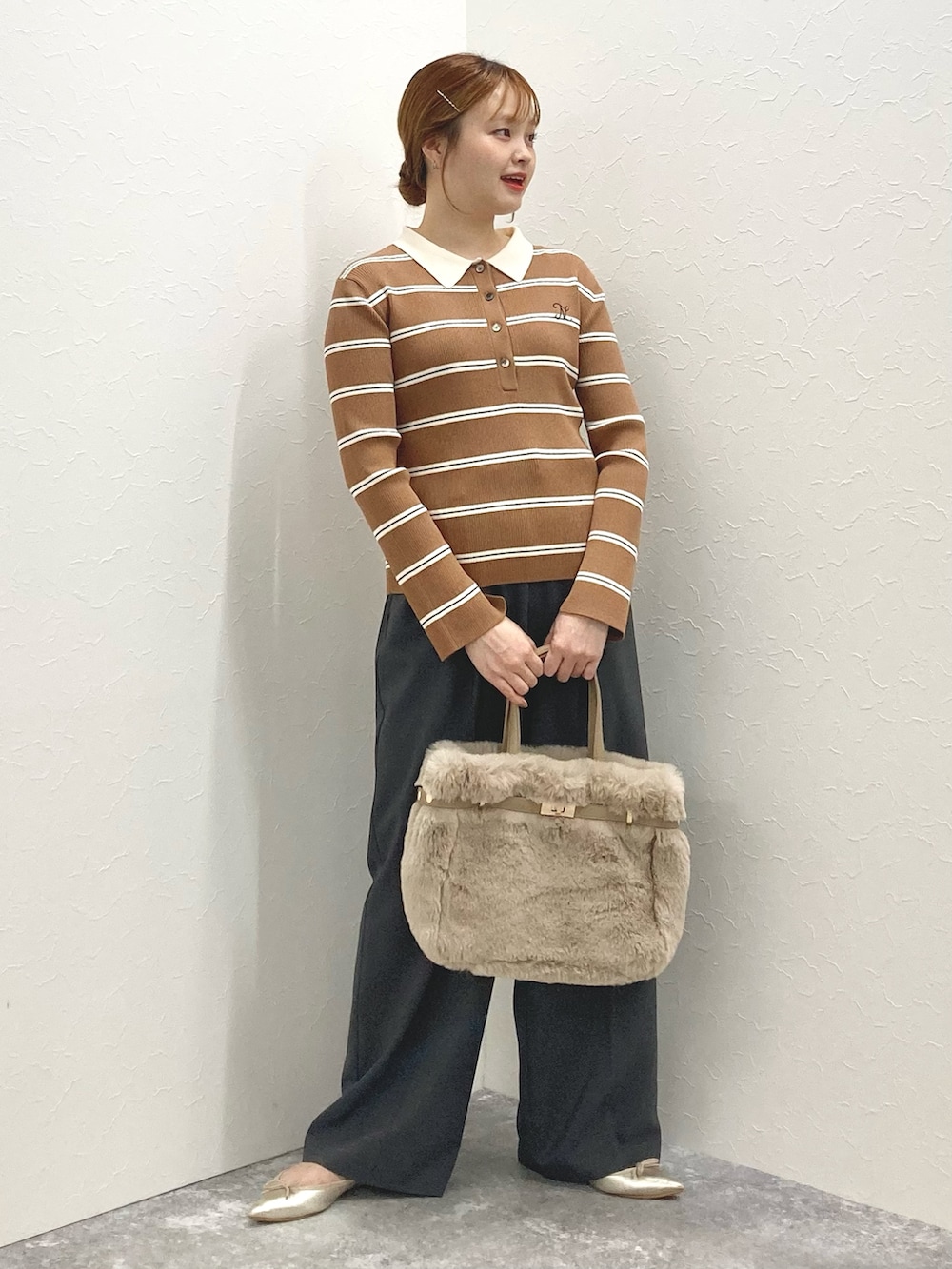グレー系のその他パンツ、ブラウン系のニット/セーター、ベージュ系のトートバッグを着用したレディースの秋コーディネートの7枚目の写真