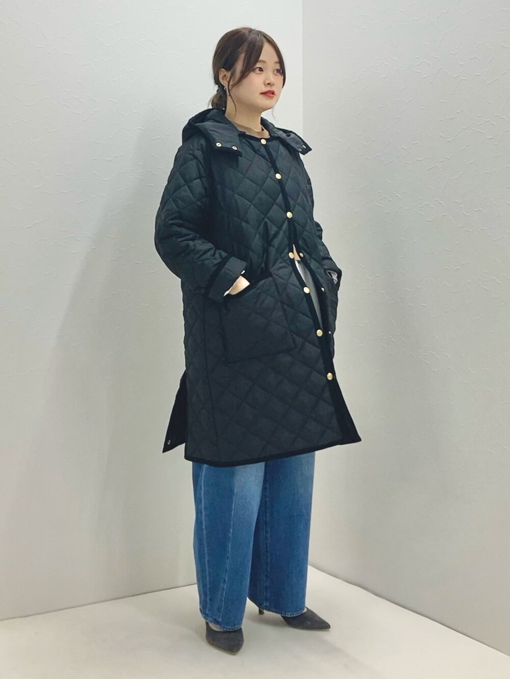 「低身長、低身長コーデ、152cm、キルティングジャケット、中綿ジャケット、ロングコート、Traditional Weatherwear、デニムパンツ、ブラック、フードコート」｜「NOLLEY’Sの◇【WEB限定】【TRADITIONAL WEATHERWEAR】ARKLEY LONG A-LINEノーリーズ別注（その他アウター、ブラック系）」を使った、nol murakamiさん（レディース・152cm）の夏コーディネートの7枚目の写真