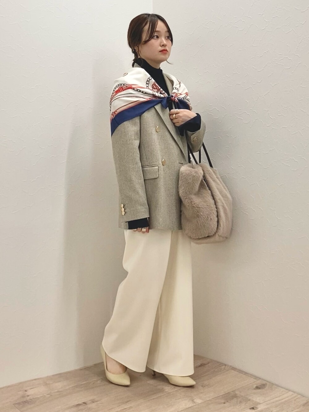 「低身長、低身長コーデ、152cm、ニット、テーラードジャケット、スカーフ、タートルネック、ワイドパンツ、ファーバッグ、ジャケットスタイル」｜「NOLLEY’Sの《セットアップ対応》ウォッシャブルウールライクダブルジャケット（テーラードジャケット、ベージュ系）」を使った、nol murakamiさん（レディース・152cm）の夏コーディネートの4枚目の写真