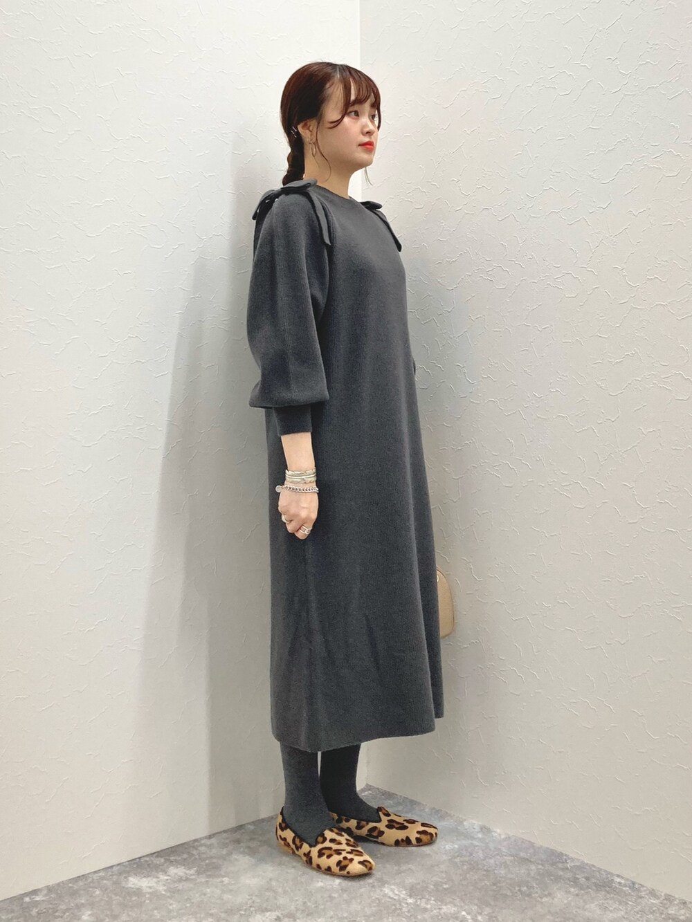 「リボン、フラットシューズ、ニットワンピース、ミニボストン、低身長、ワンピーススタイル、低身長コーデ、ひざ下丈、グレーワンピース、152cm」｜「NOLLEY’Sの《手洗い可能》MUSICパフスリーブニットワンピース（ワンピース、グレー系）」を使った、nol murakamiさん（レディース・152cm）の秋コーディネートの4枚目の写真