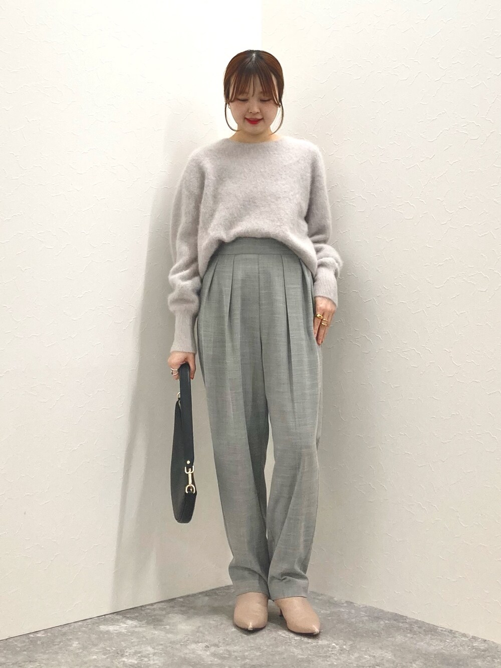 ベージュ系のニット/セーター、ブラック系のショルダーバッグ、グレー系のその他パンツを着用したレディースの冬コーディネートの8枚目の写真