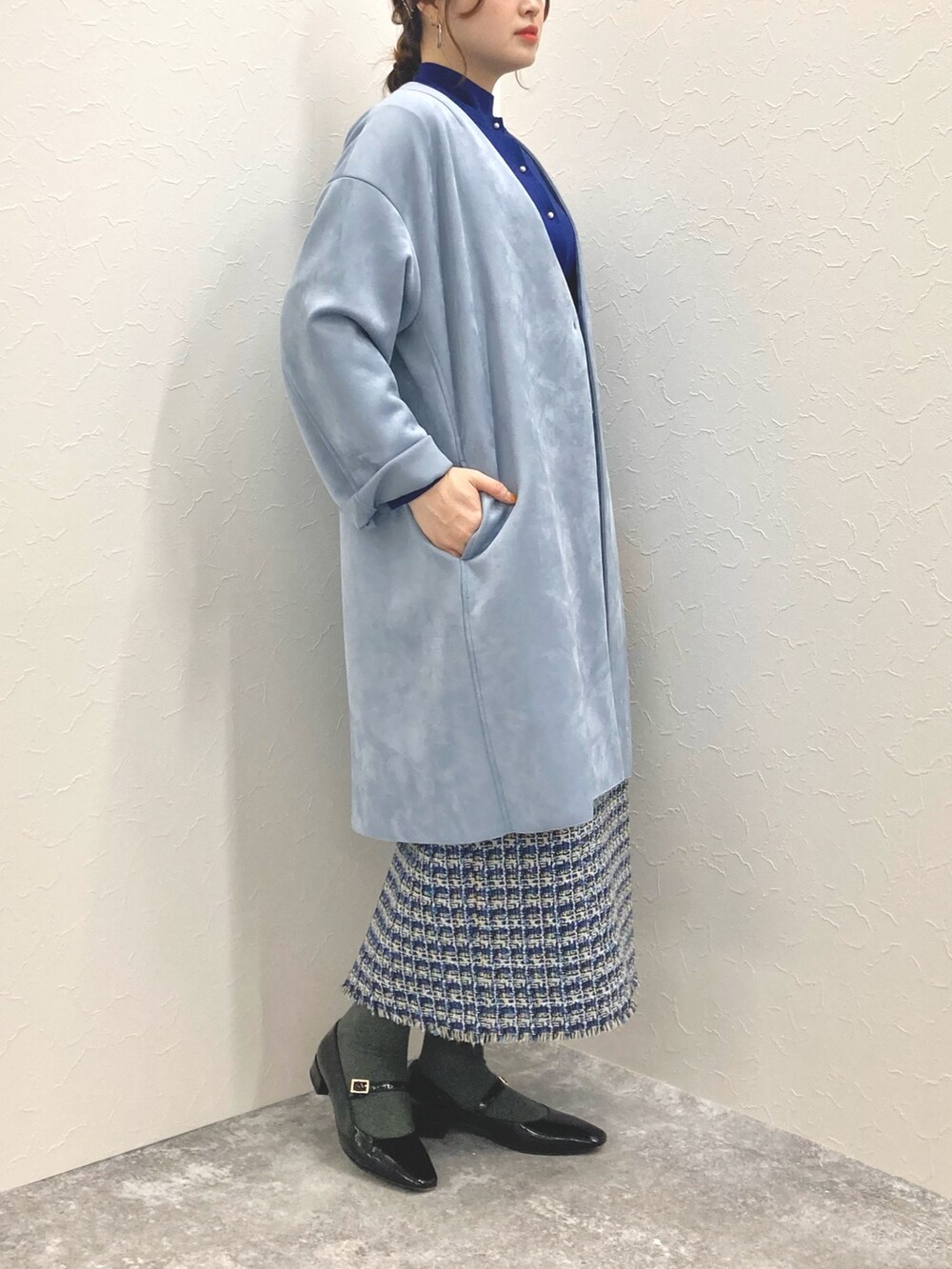 ブルー系のノーカラーコート、ブルー系のカーディガン/ボレロ、ブルー系のニット/セーターを着用したレディースの秋コーディネートの7枚目の写真