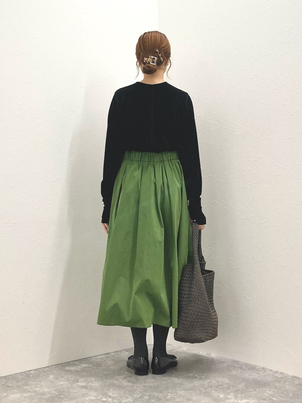 ブラック系のカーディガン/ボレロ、グリーン系のスカート、グレー系のショルダーバッグを着用したレディースの秋コーディネートの4枚目の写真