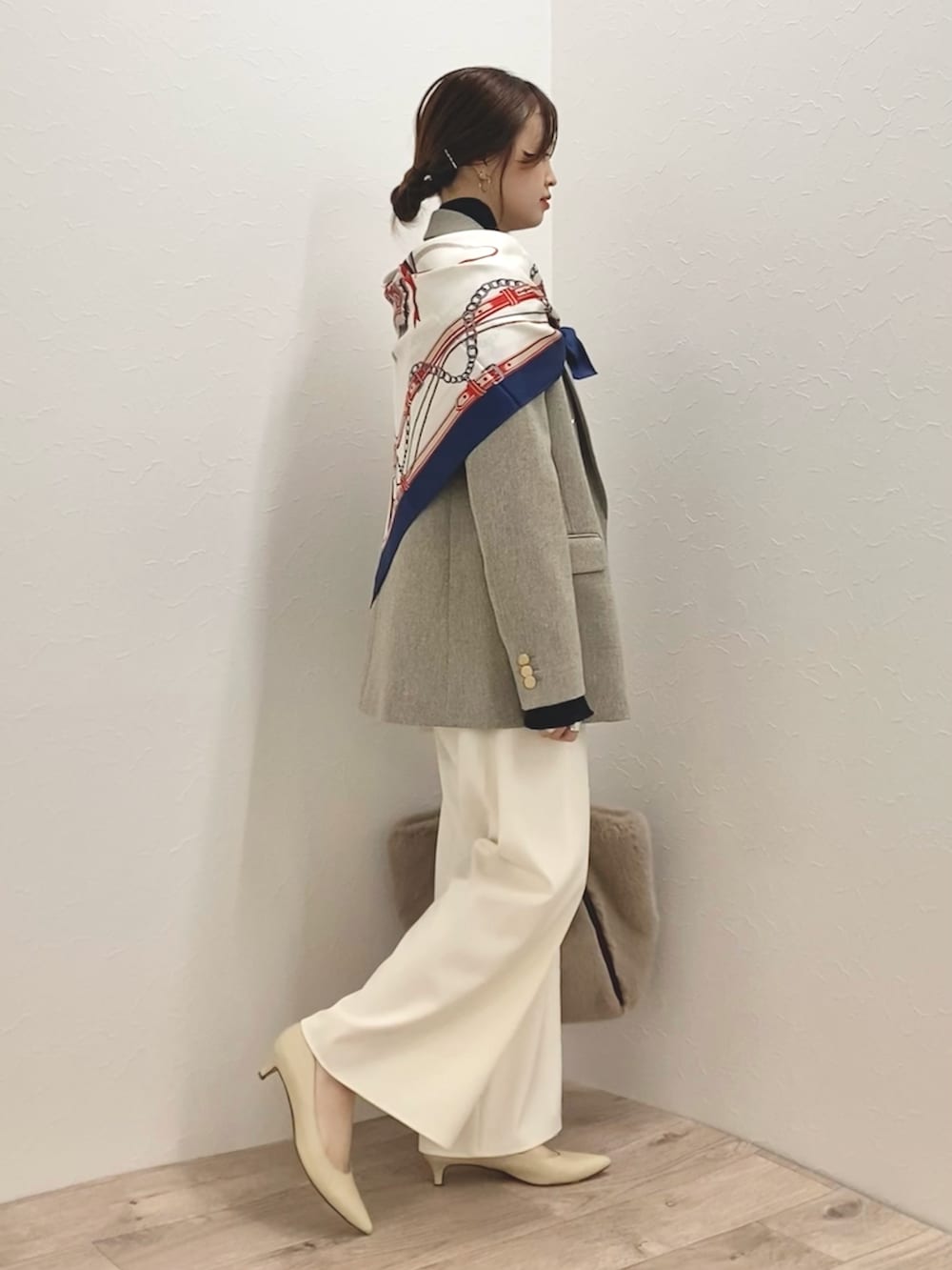 「低身長、低身長コーデ、152cm、ニット、テーラードジャケット、スカーフ、タートルネック、ワイドパンツ、ファーバッグ、ジャケットスタイル」｜「NOLLEY’Sの《セットアップ対応》ウォッシャブルウールライクダブルジャケット（テーラードジャケット、ベージュ系）」を使った、nol murakamiさん（レディース・152cm）の夏コーディネートの3枚目の写真
