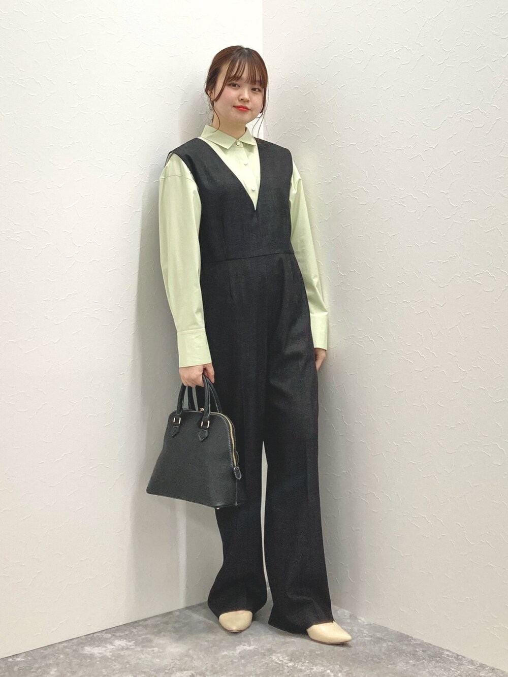 「サロペット、シャツスタイル、低身長、低身長コーデ、ベーシックシャツ、152cm、150cm台コーデ」｜「NOLLEY’Sのウォッシャブルサロペット（つなぎ/オールインワン、ブラック系）」を使った、nol murakamiさん（レディース・152cm）の冬コーディネートの7枚目の写真