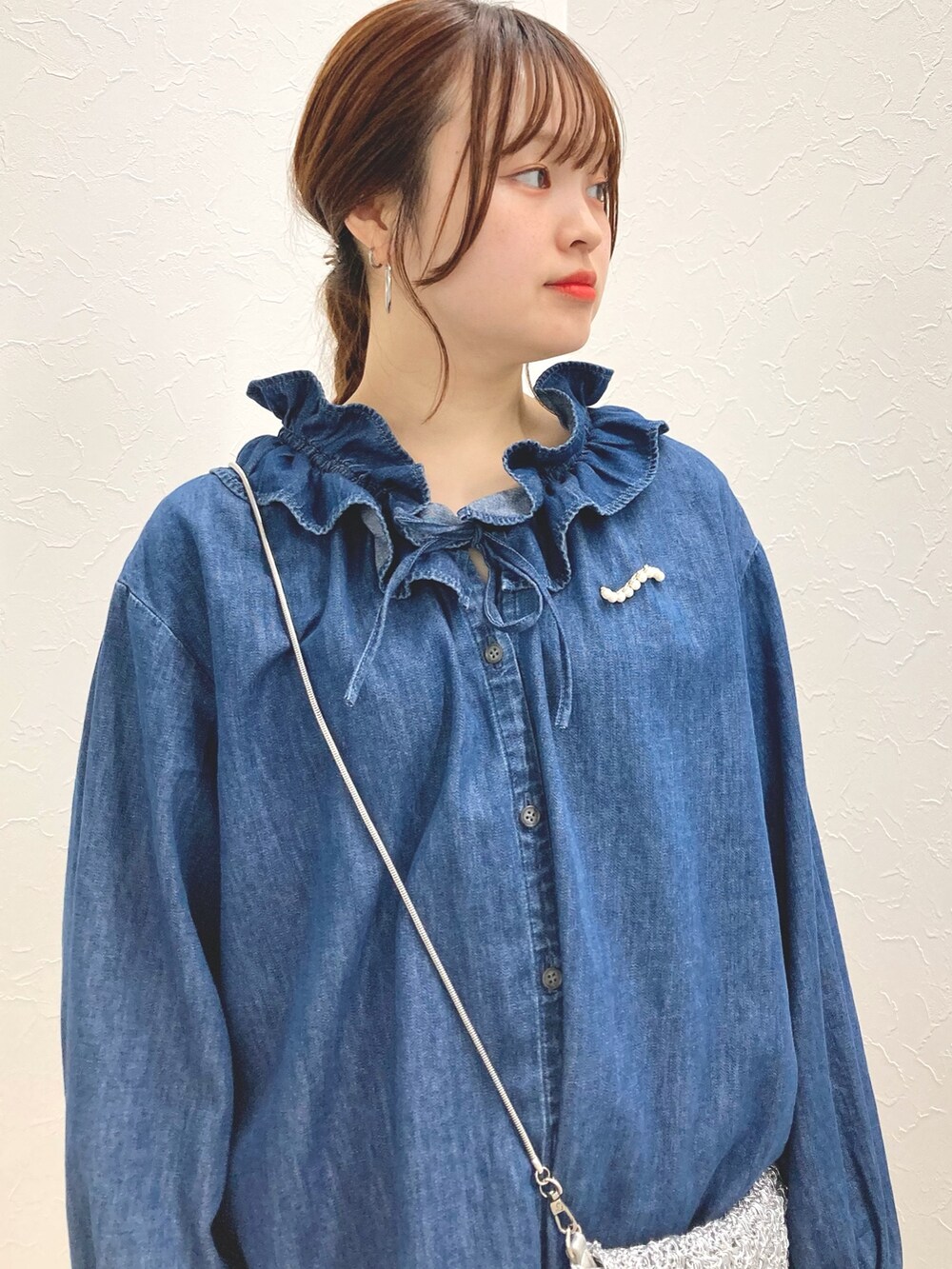 「テーパードパンツ、デニムシャツ、パンツスタイル、ポインテッドトゥ、低身長、フリルブラウス、低身長コーデ、デニムブラウス、152cm、150cm台コーデ」｜「Rie Millerのフリルギャザーデニムブラウス（シャツ/ブラウス、ブルー系）」を使った、nol murakamiさん（レディース・152cm）の冬コーディネートの9枚目の写真