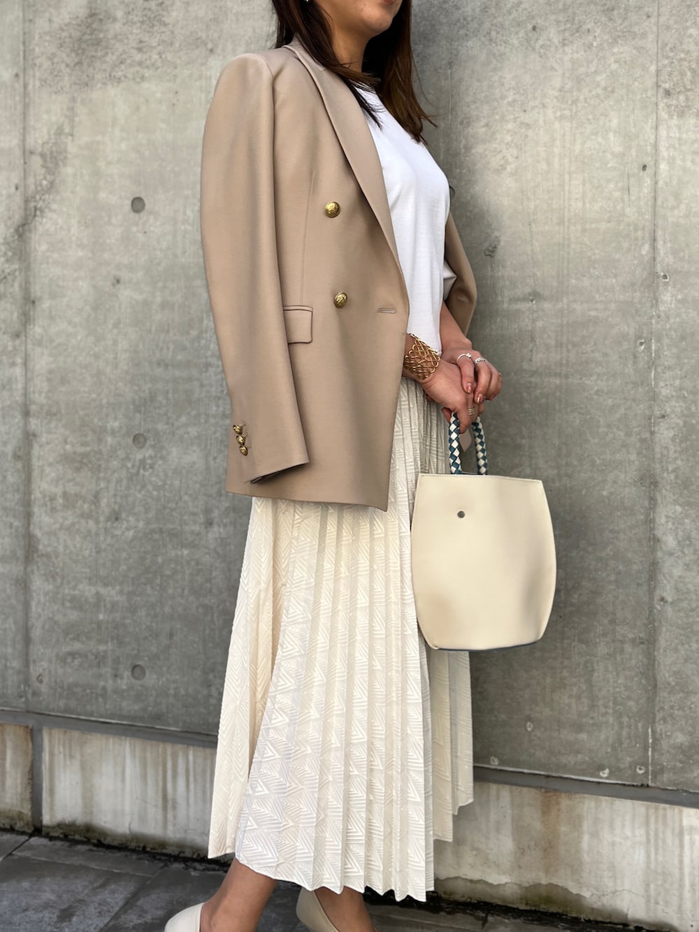 ベージュ系のテーラードジャケットを着用したレディースの春コーディネートの2枚目の写真