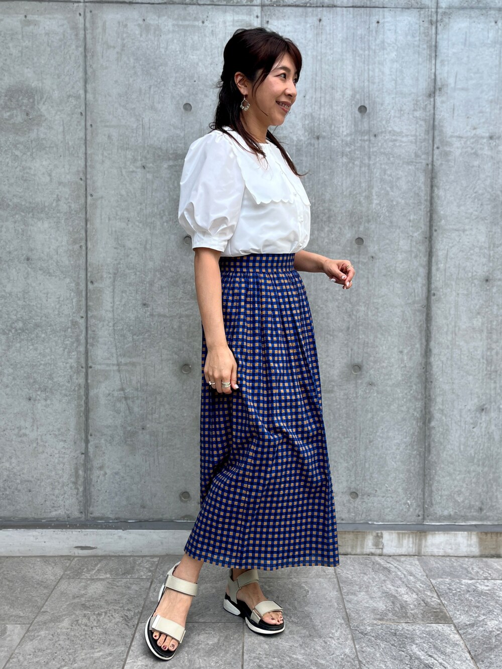 ホワイト系のシャツ/ブラウス、ブルー系のスカートを着用したレディースの夏コーディネートの3枚目の写真