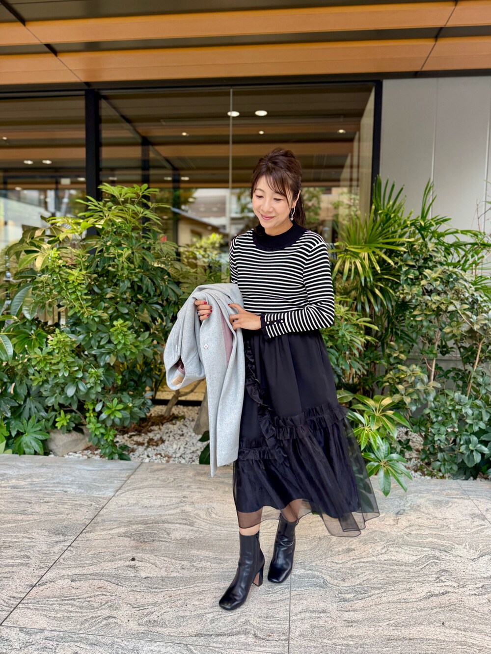 「冬のコーデ、秋冬コーデ、大人可愛い、ガーリー、スカートコーデ」｜「Maglie le cassettoのスペリオルビーバー コクーンノーカラーコート（ノーカラーコート、グレー系）」を使った、しおりさん（レディース・164cm）の冬コーディネートの2枚目の写真