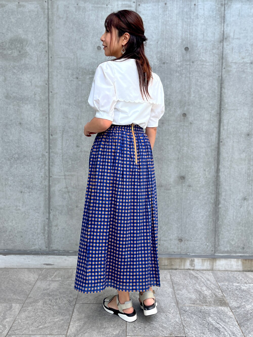 ホワイト系のシャツ/ブラウス、ブルー系のスカートを着用したレディースの夏コーディネートの2枚目の写真