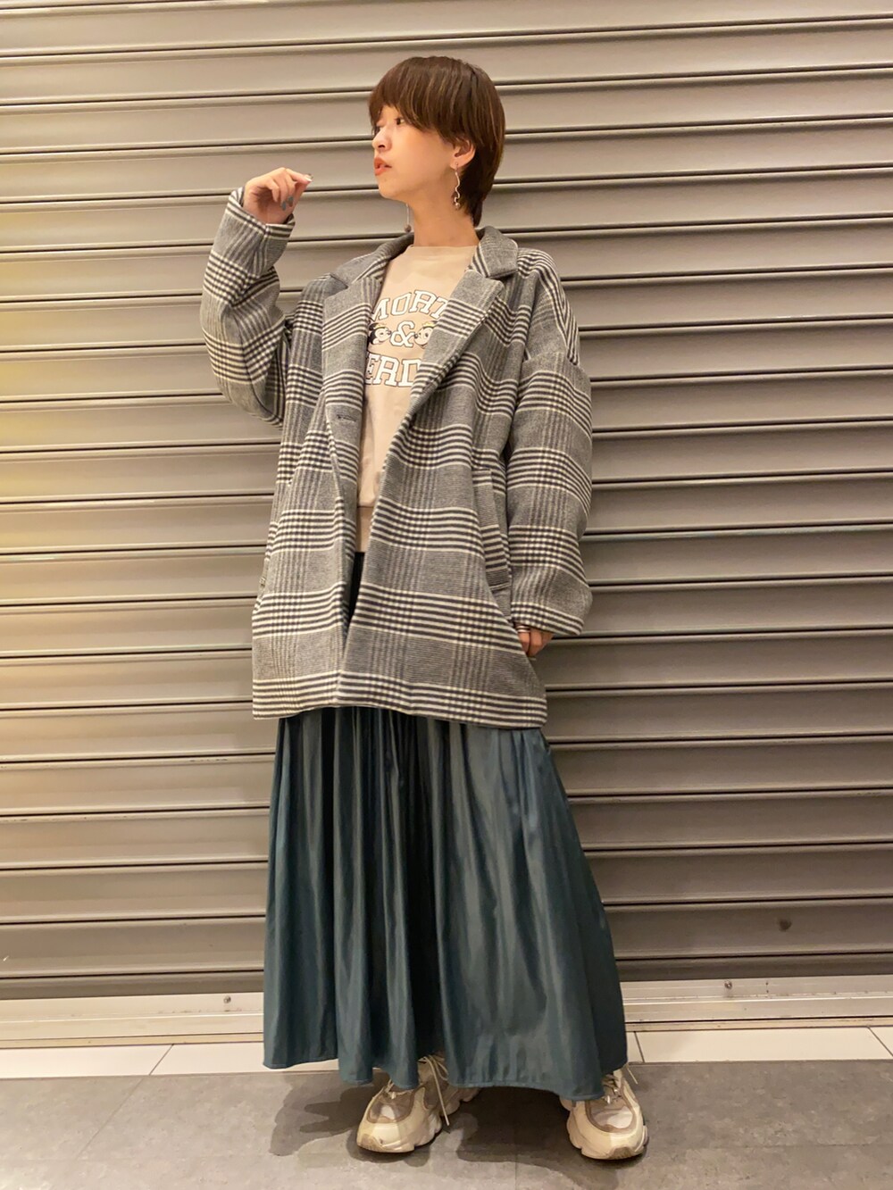 ホワイト系のスニーカー、グリーン系のスカート、その他のその他アウターを着用したレディースの秋コーディネートの2枚目の写真