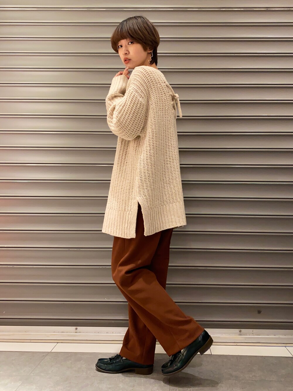 ブラウン系のその他パンツ、ベージュ系のニット/セーターを着用したレディースの冬コーディネートの2枚目の写真