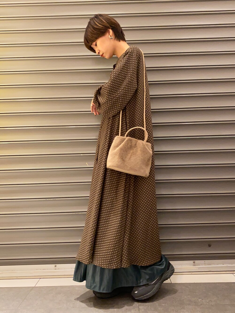 ブラウン系のワンピース/ドレス、グリーン系のスカート、ブラウン系のトートバッグを着用したレディースの秋コーディネートの3枚目の写真