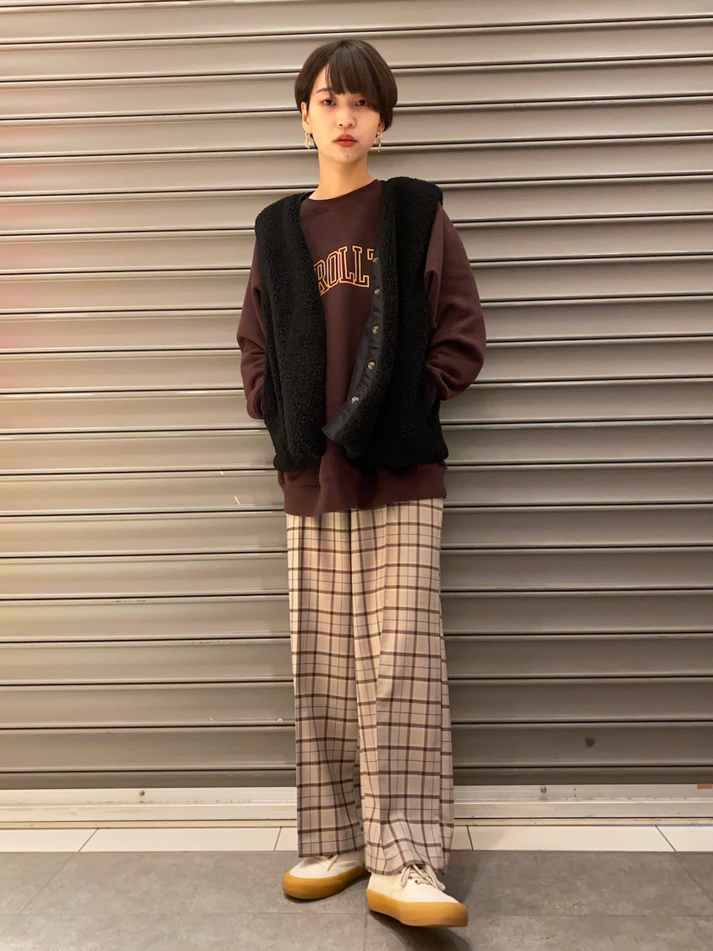ブラウン系のTシャツ/カットソー、ブラック系のベスト、ベージュ系のその他パンツを着用したレディースの春コーディネートの2枚目の写真