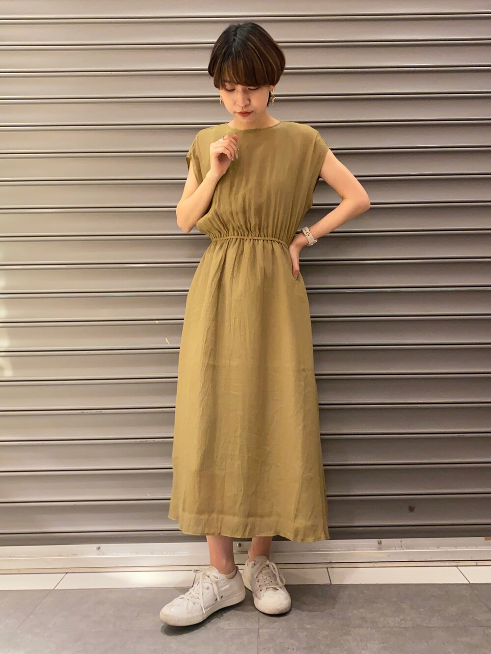「ワンピース、スニーカーコーデ、オリーブ、earth music&ecology、夏コーデ、アースミュージック＆エコロジー、ワンピース×スニーカー」｜「earth music&ecologyのカシュクールワンピース（ワンピース、グリーン系）」を使った、のっちさん（レディース・161cm）の春コーディネートの2枚目の写真