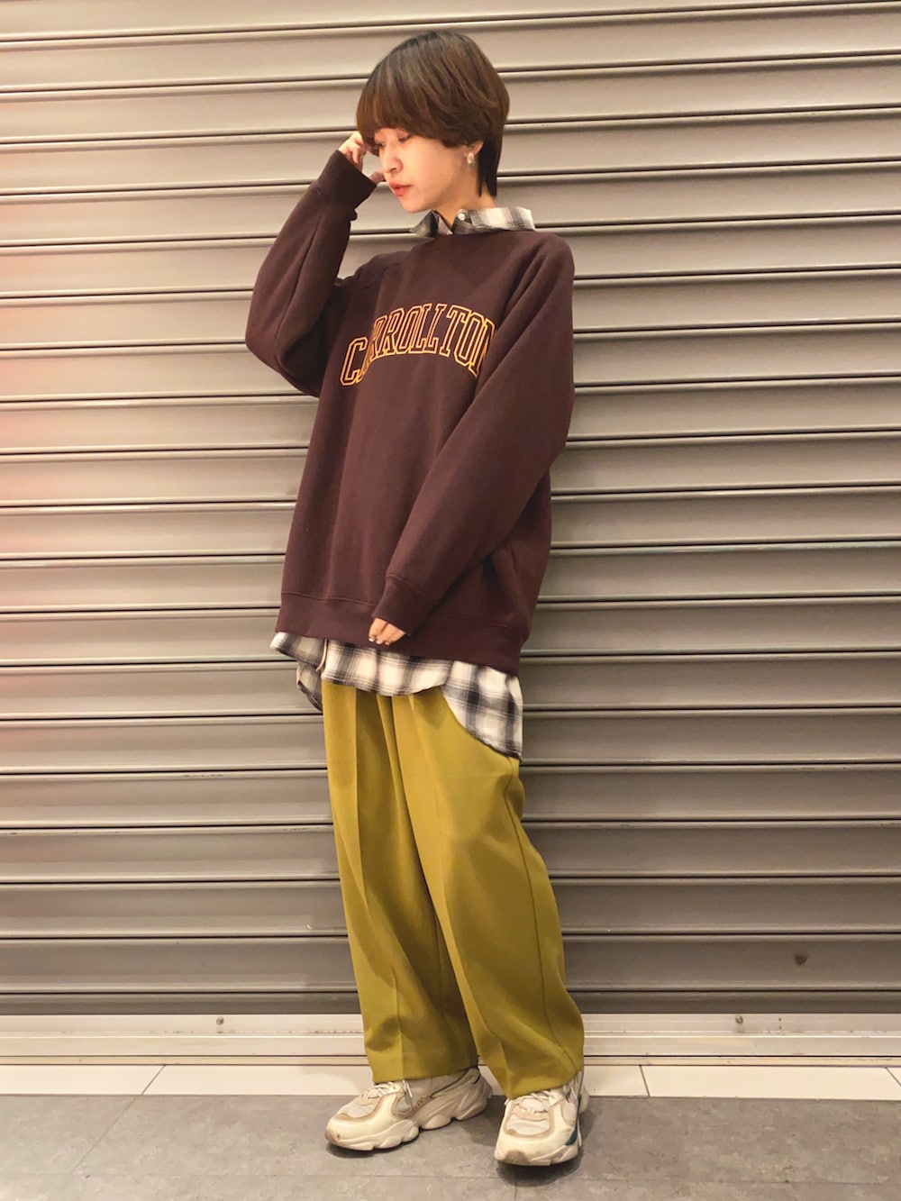 ブラウン系のTシャツ/カットソー、ホワイト系のTシャツ/カットソー、イエロー系のパンツを着用したレディースの冬コーディネートの2枚目の写真