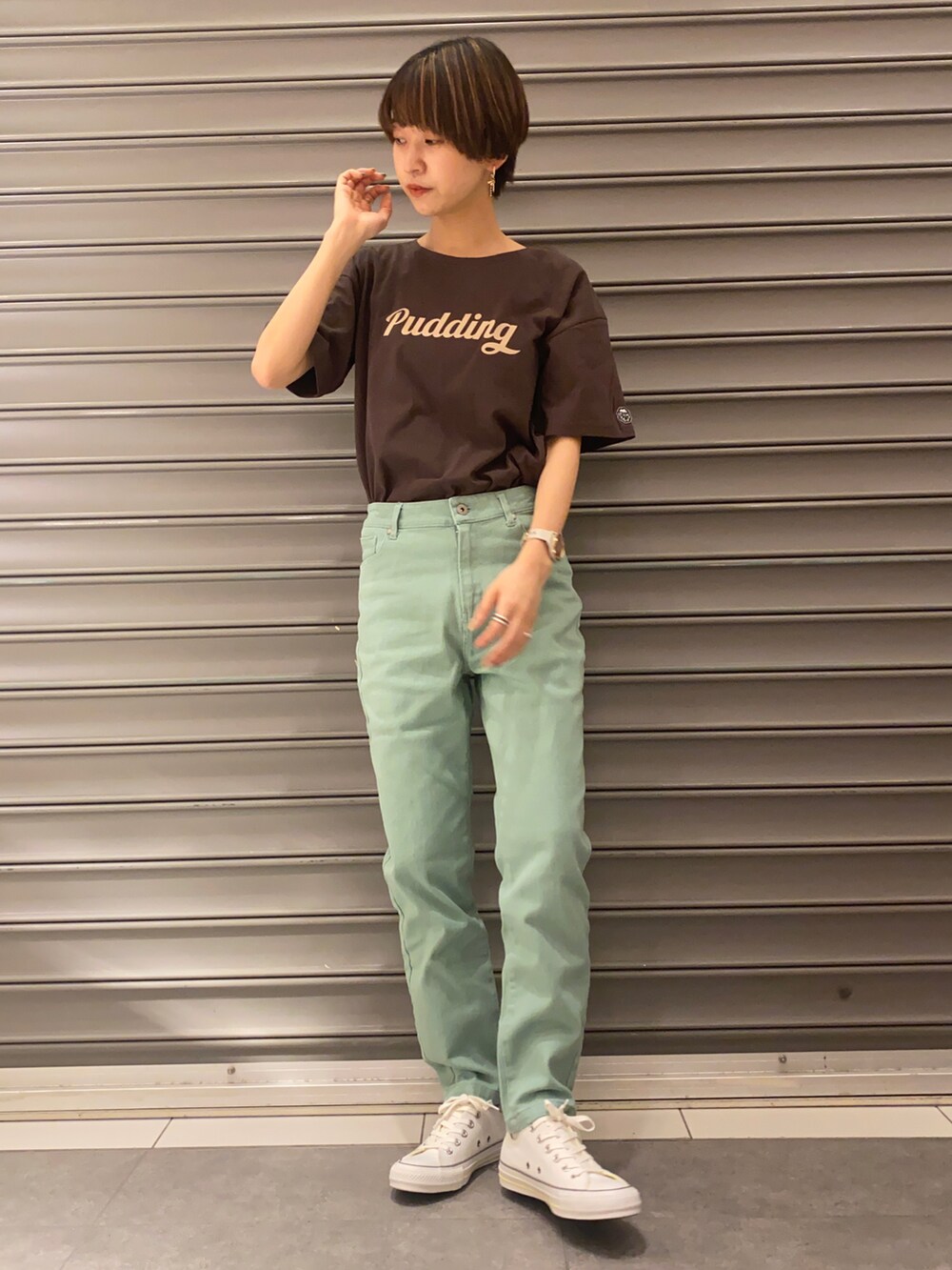 ホワイト系のトートバッグ、グリーン系のシャツワンピース、ブラウン系のチュニックを着用したレディースの春コーディネートの3枚目の写真