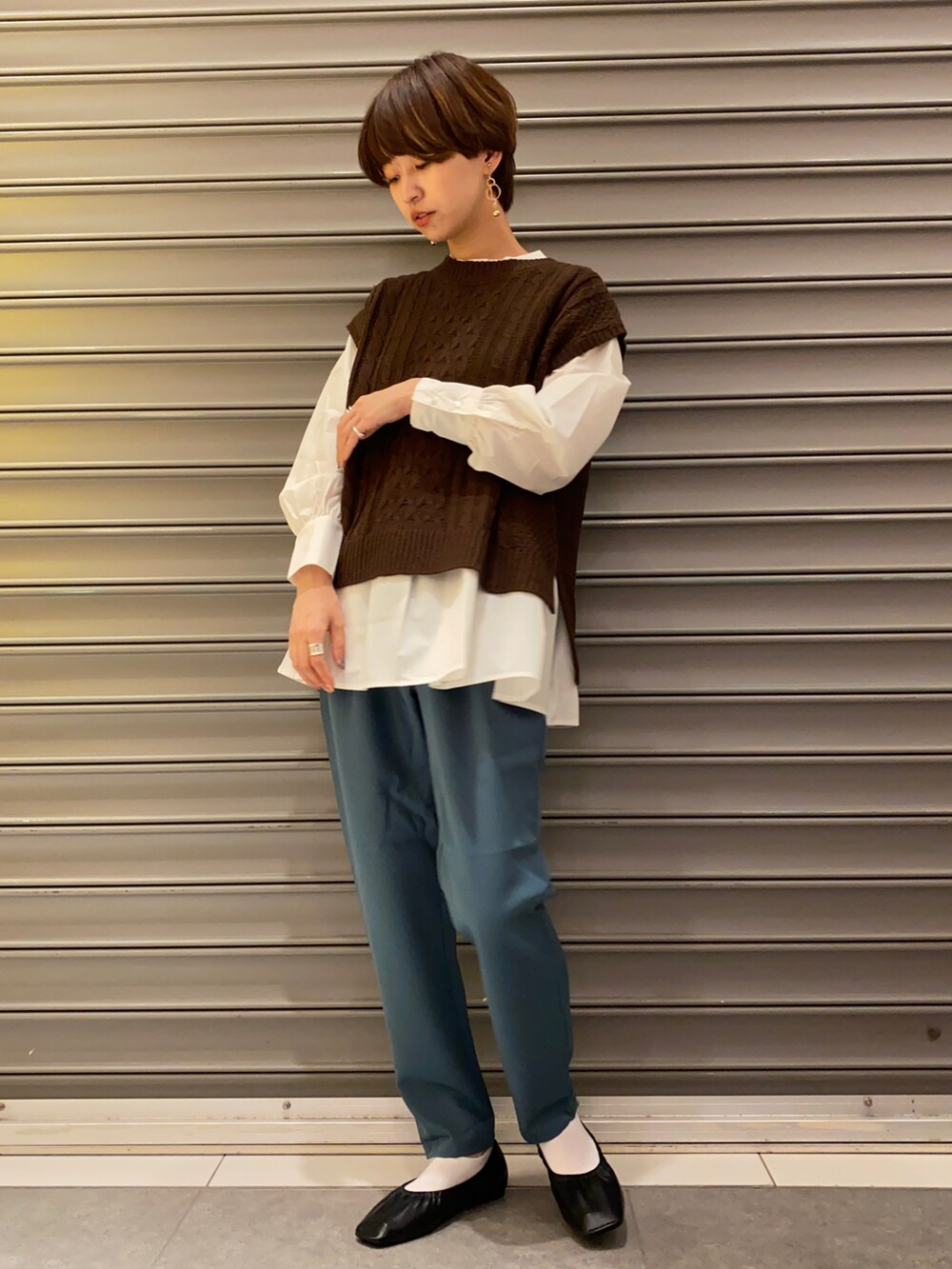 ブラウン系のシャツ/ブラウス、グリーン系のその他パンツ、ブラック系のパンプスを着用したレディースの秋コーディネートの2枚目の写真