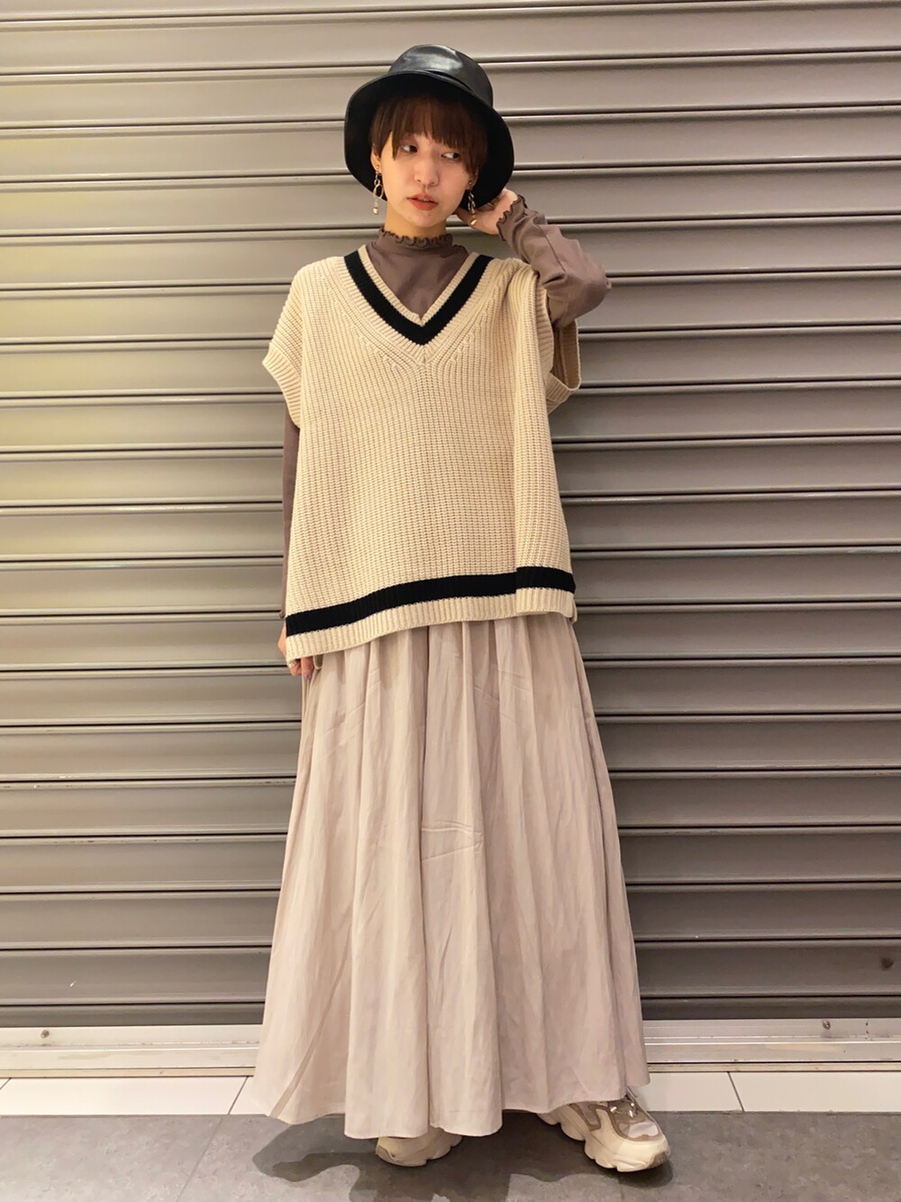 ベージュ系のその他パンツ、ホワイト系のベスト、ブラウン系のTシャツ/カットソーを着用したレディースの秋コーディネートの2枚目の写真