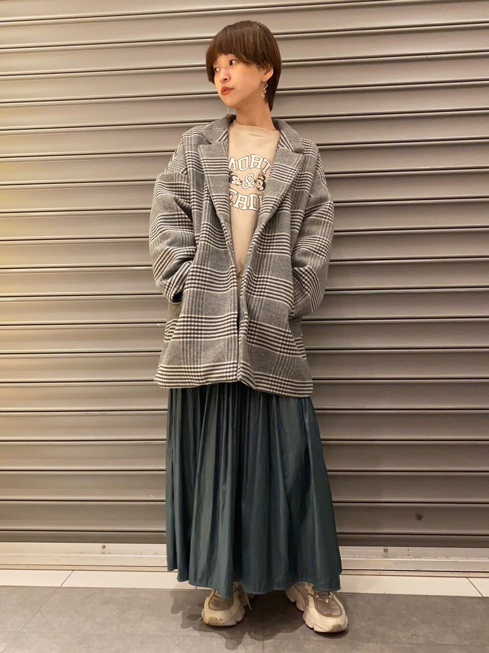 ホワイト系のスニーカー、グリーン系のスカート、その他のその他アウターを着用したレディースの秋コーディネートの3枚目の写真