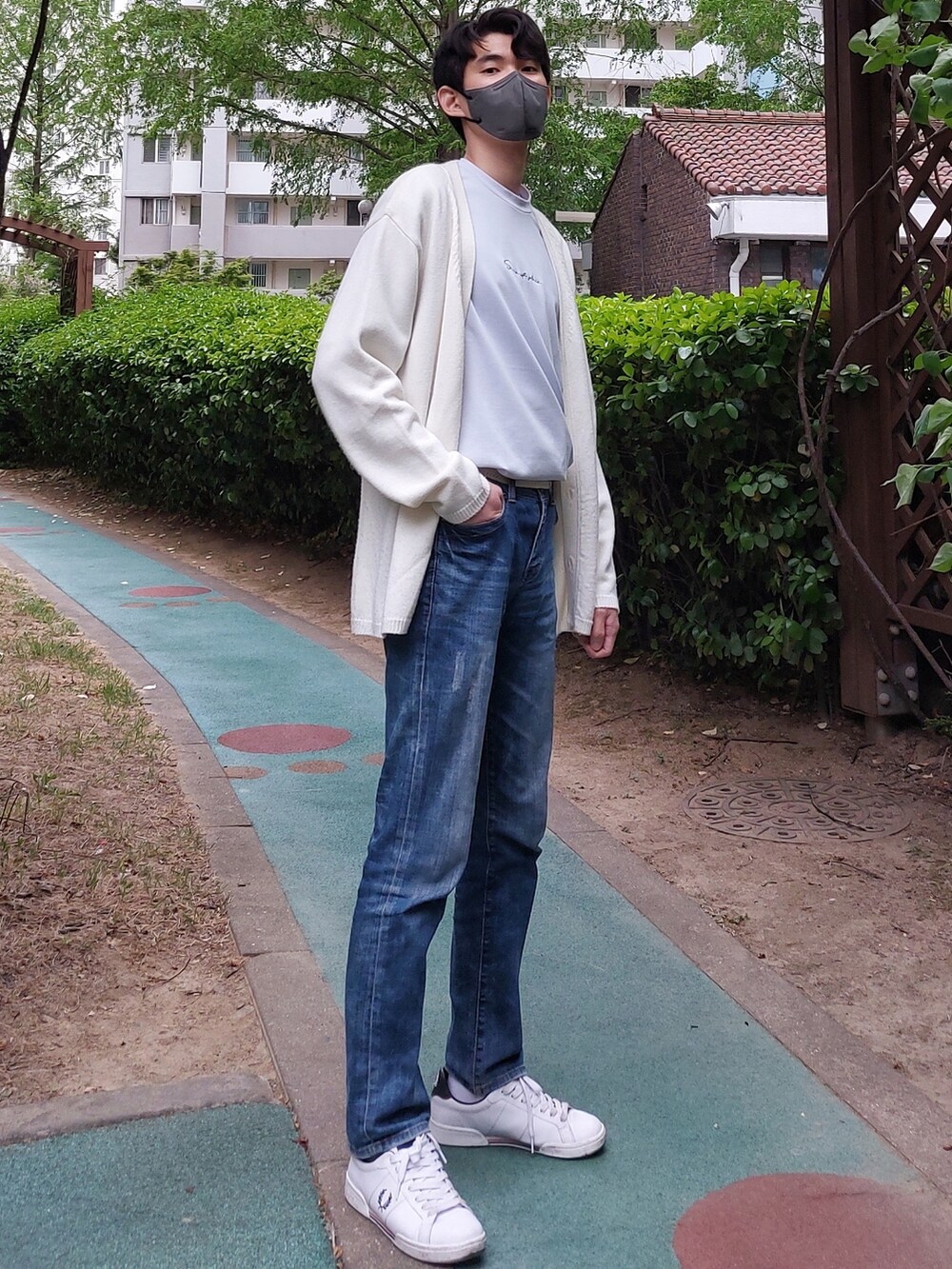 ブルー系のTシャツ/カットソー、ホワイト系のスニーカーを着用したメンズの春コーディネートの3枚目の写真