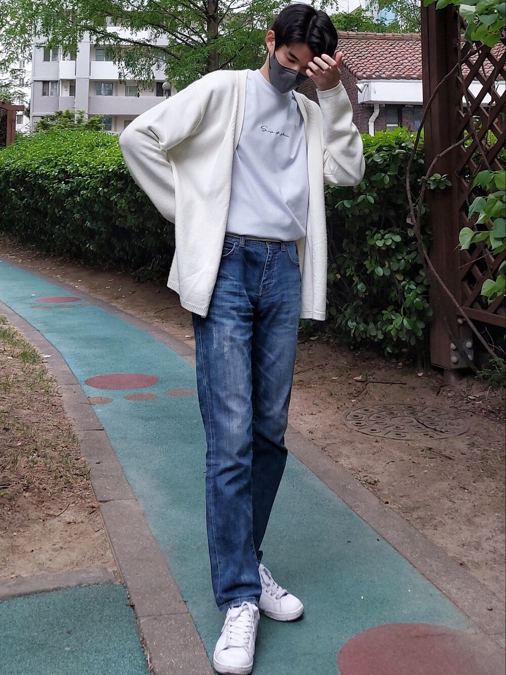 ブルー系のTシャツ/カットソー、ホワイト系のスニーカーを着用したメンズの春コーディネートの4枚目の写真