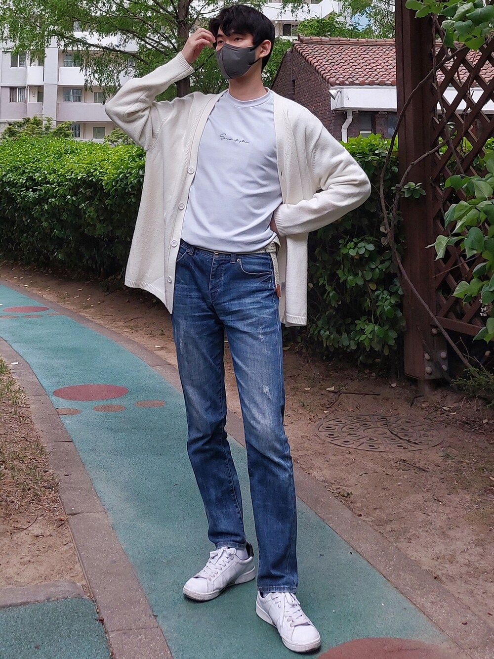 ブルー系のTシャツ/カットソー、ホワイト系のスニーカーを着用したメンズの春コーディネートの2枚目の写真
