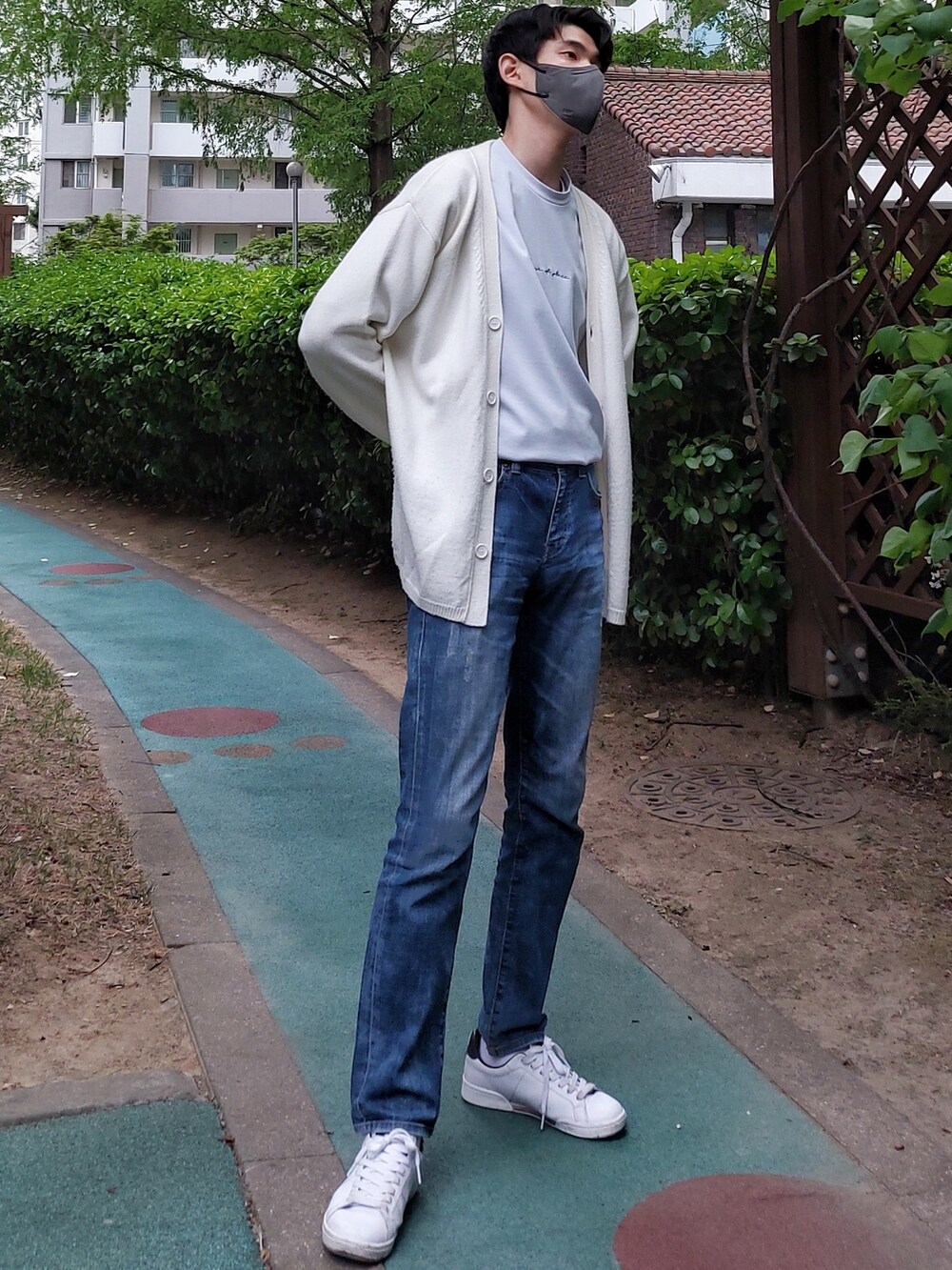 ブルー系のTシャツ/カットソー、ホワイト系のスニーカーを着用したメンズの春コーディネートの5枚目の写真