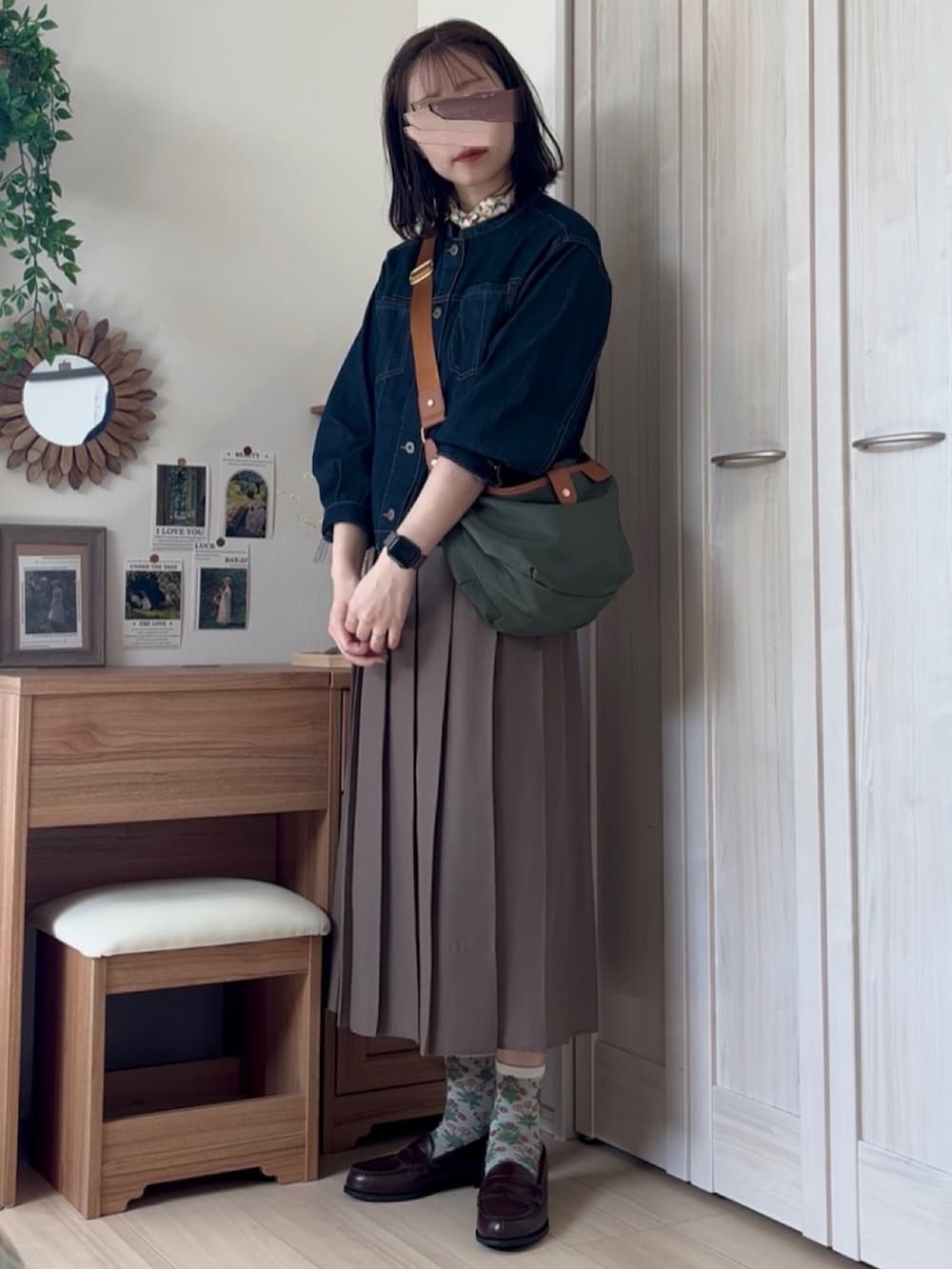 「デニム、デニムジャケット、ブルゾン、ikka、ショルダーバッグ、florist、プリーツスカート、レザー、ブラウン、オトナカジュアル、ママコーデ、秋服準備はじめました、トラッド、ローファー、オトナ女子」｜「floristの【メンズ・レディース兼用】ポイントレザーラウンドショルダーバッグ（ショルダーバッグ、グリーン系）」を使った、𝚍𝚊𝚛𝚊.さん（骨格ナチュラル・レディース・164cm）の秋コーディネートの4枚目の写真