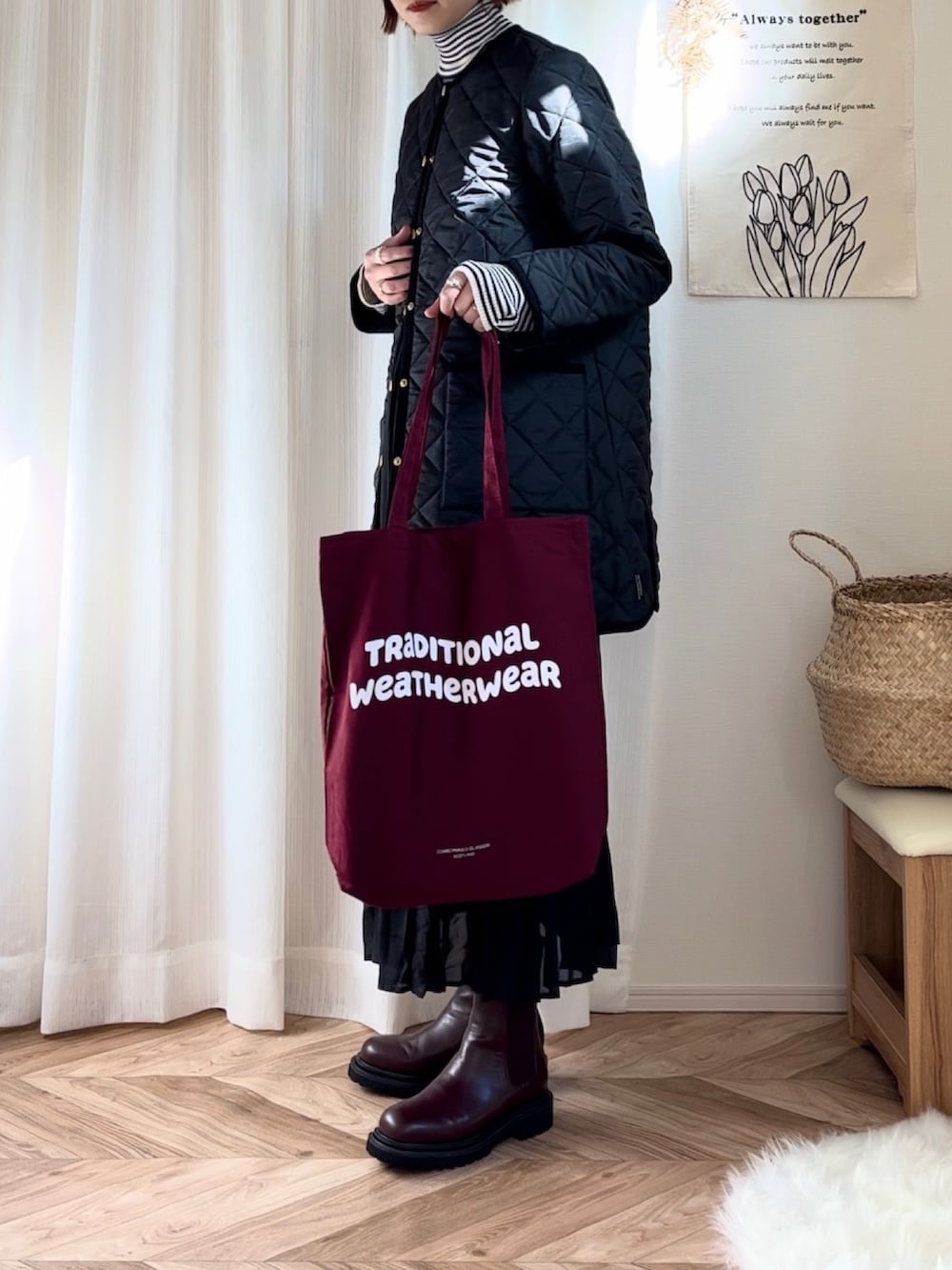 ブラック系のその他アウター、レッド系のトートバッグ、その他のニット/セーターを着用したレディースの冬コーディネートの3枚目の写真